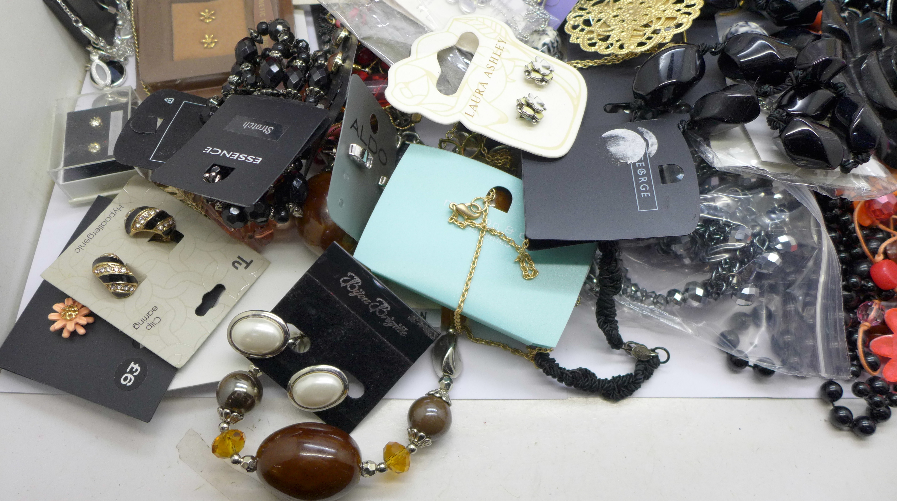 A quantity of packaged and unused jewellery - Image 2 of 5
