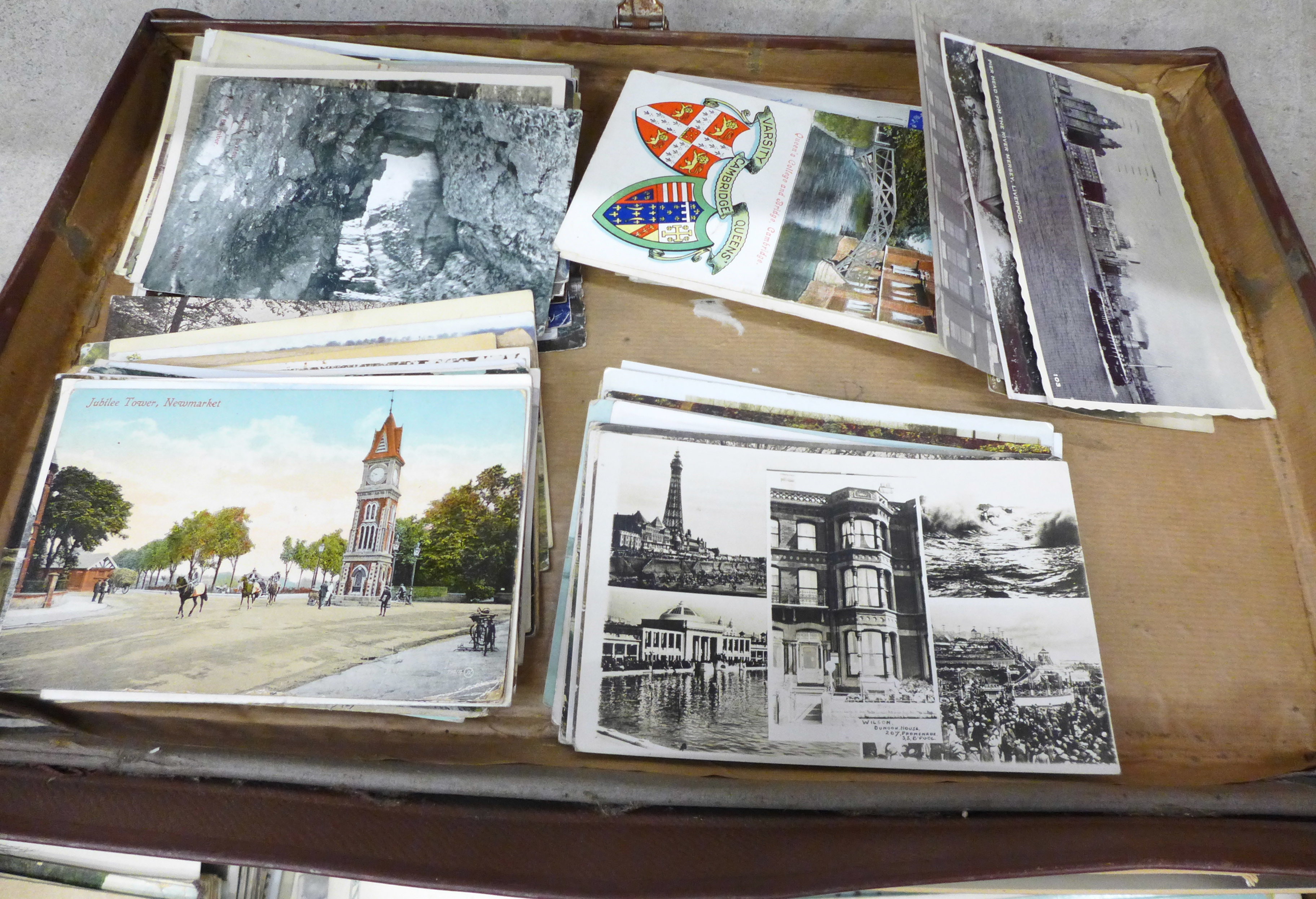 A suitcase containing approximately 250 postcards, early 20th Century postal history including WWI - Bild 2 aus 16