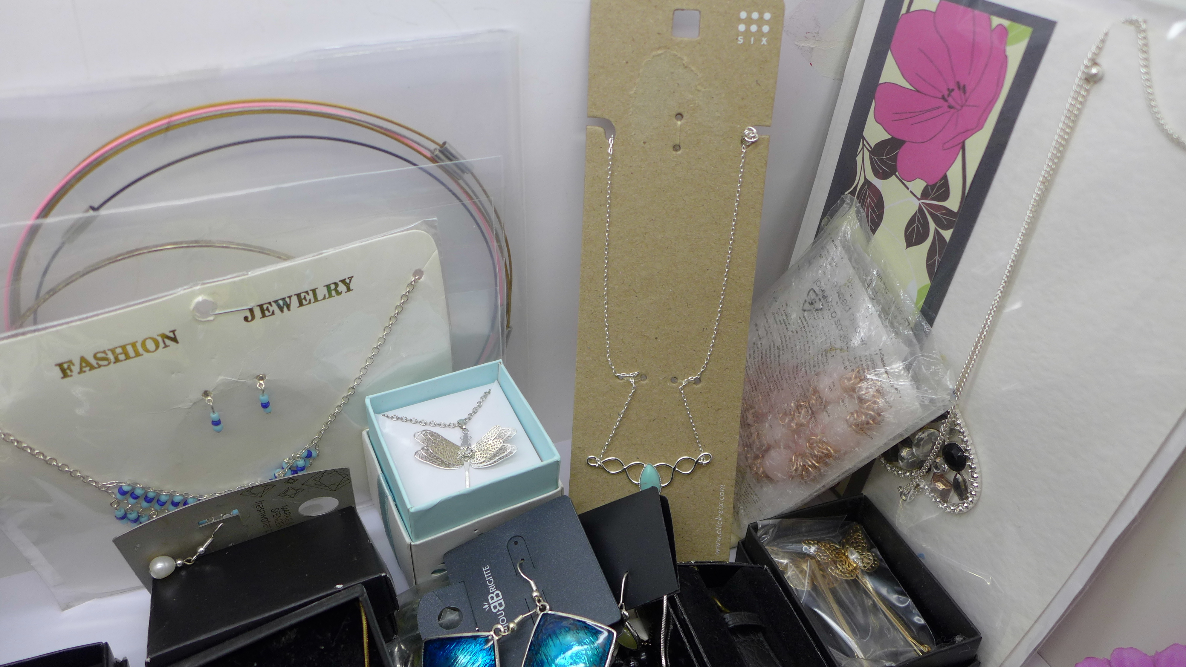 A quantity of packaged and unused jewellery - Image 4 of 5