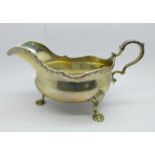 A silver sauce boat, London 1908, 244g