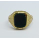 A 9ct gold and bloodstone signet ring, 5.1g, U