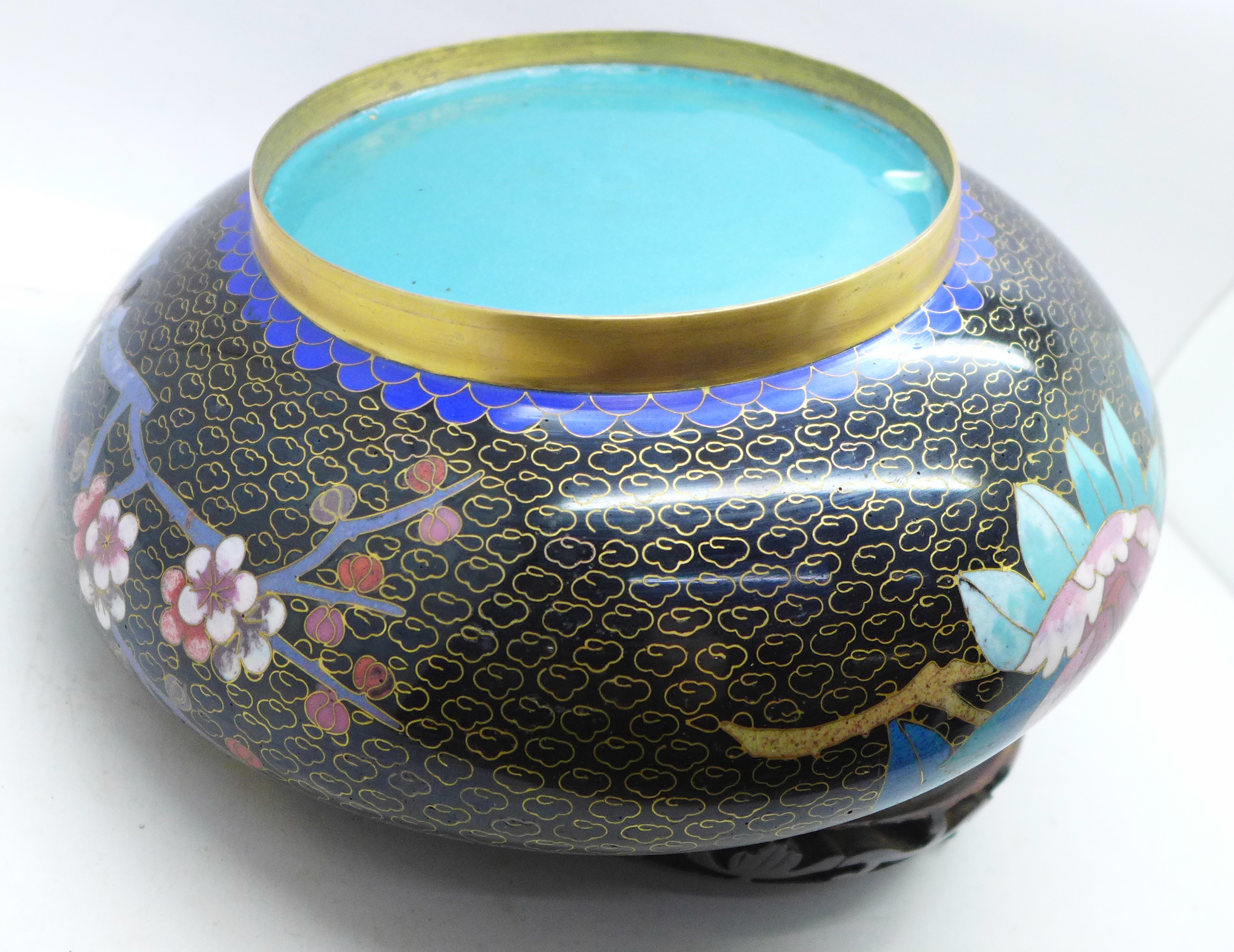 A cloisonne lidded pot decorated with cherry or prunus blossom and birds on a wooden stand, 23cm - Image 5 of 5