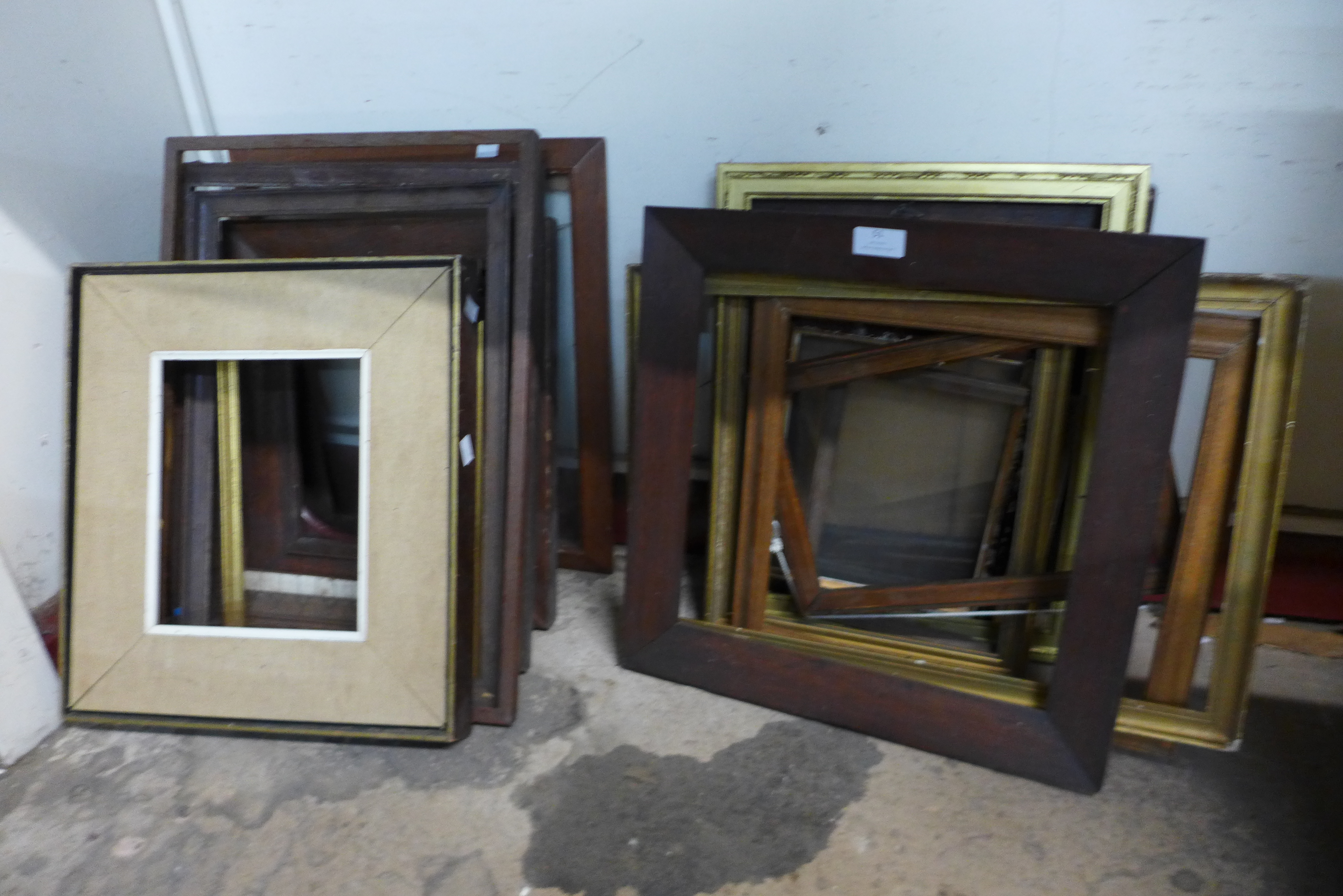 Assorted picture frames (approx 22)