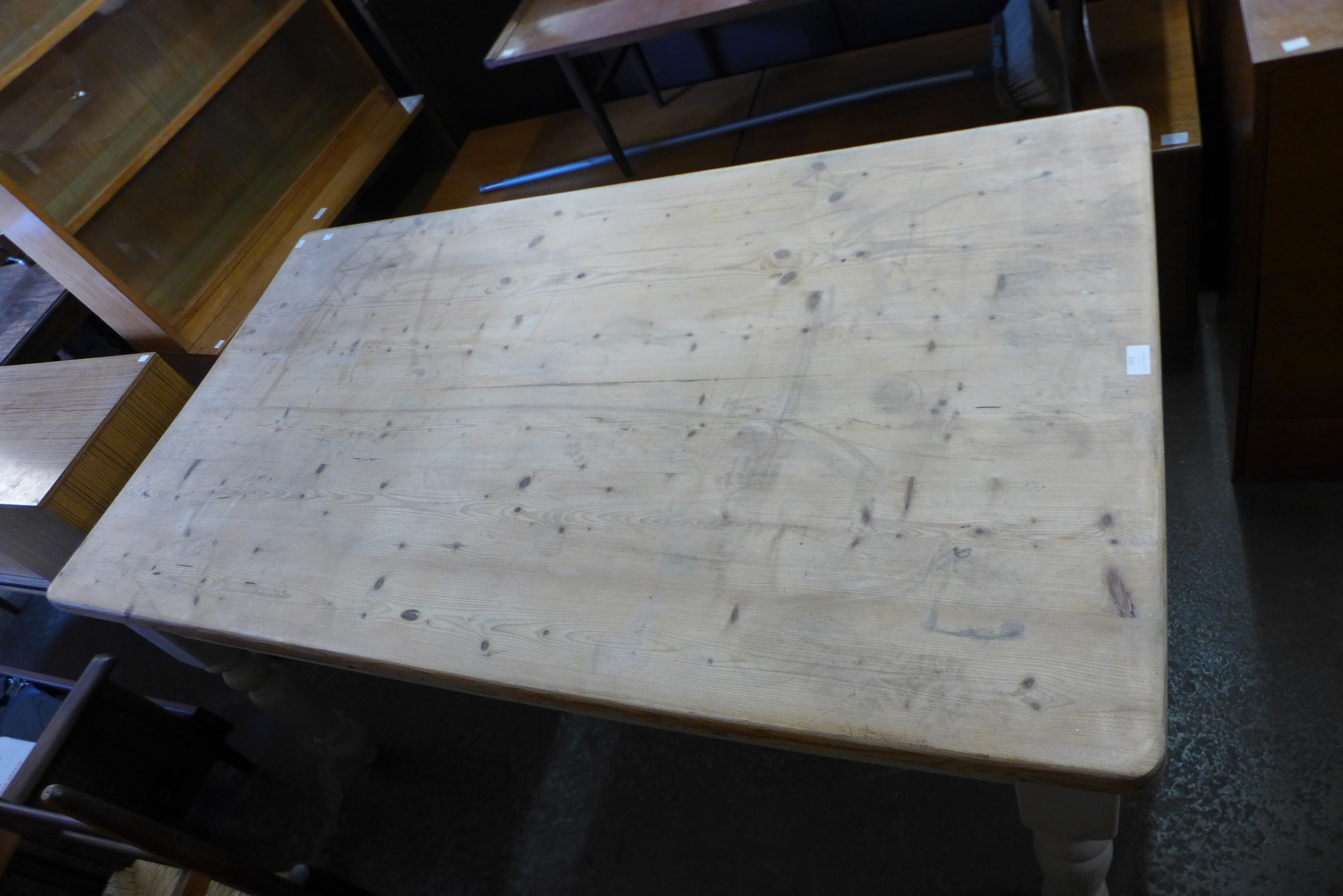 A painted pine farmhouse kitchen table - Image 2 of 2