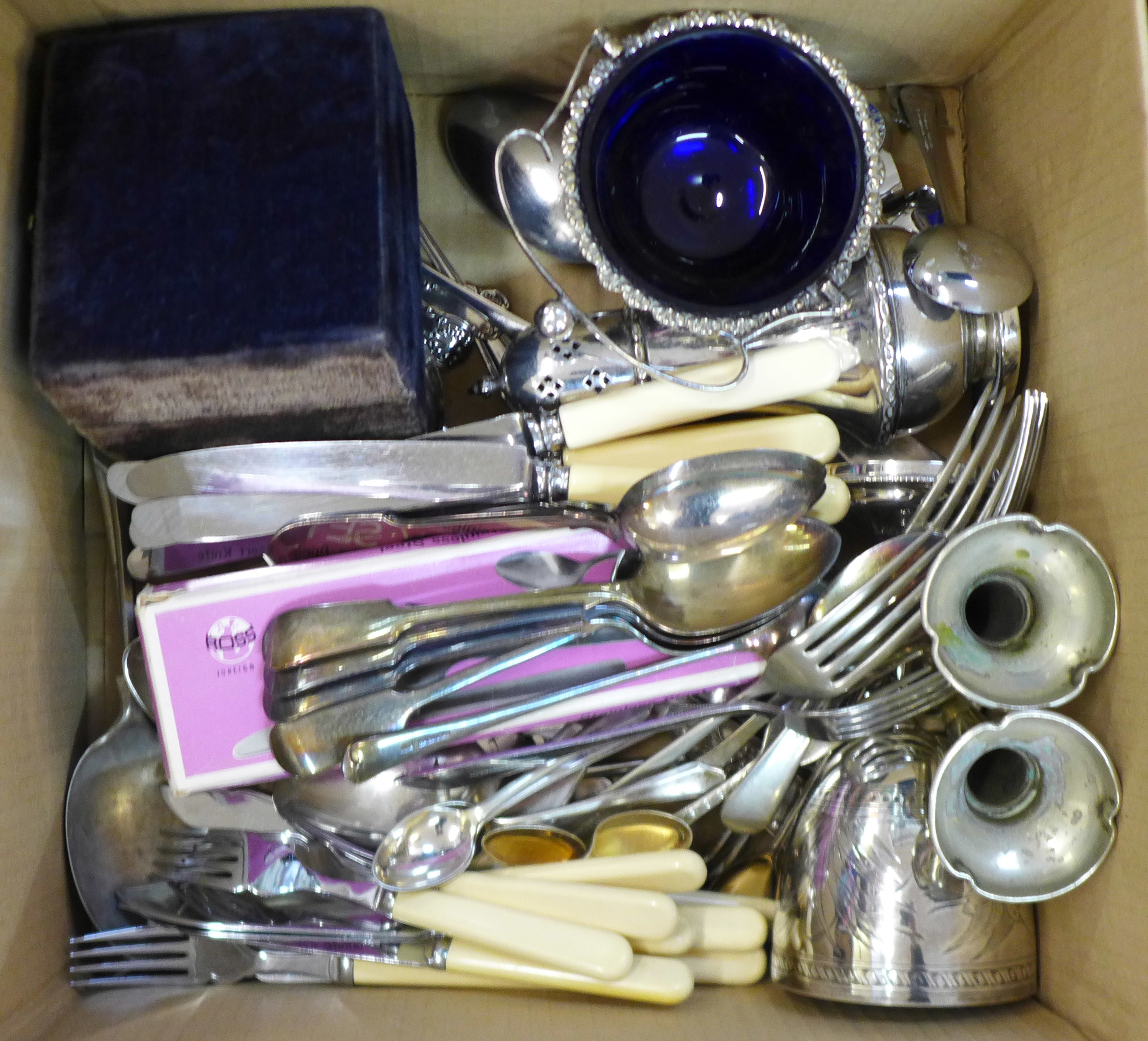 Plated and stainless steel flatware, plated goblet, and two sets of cutlery and cased cutlery sets - Bild 2 aus 4