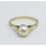 A 9ct gold and pearl ring, 1.6g, M