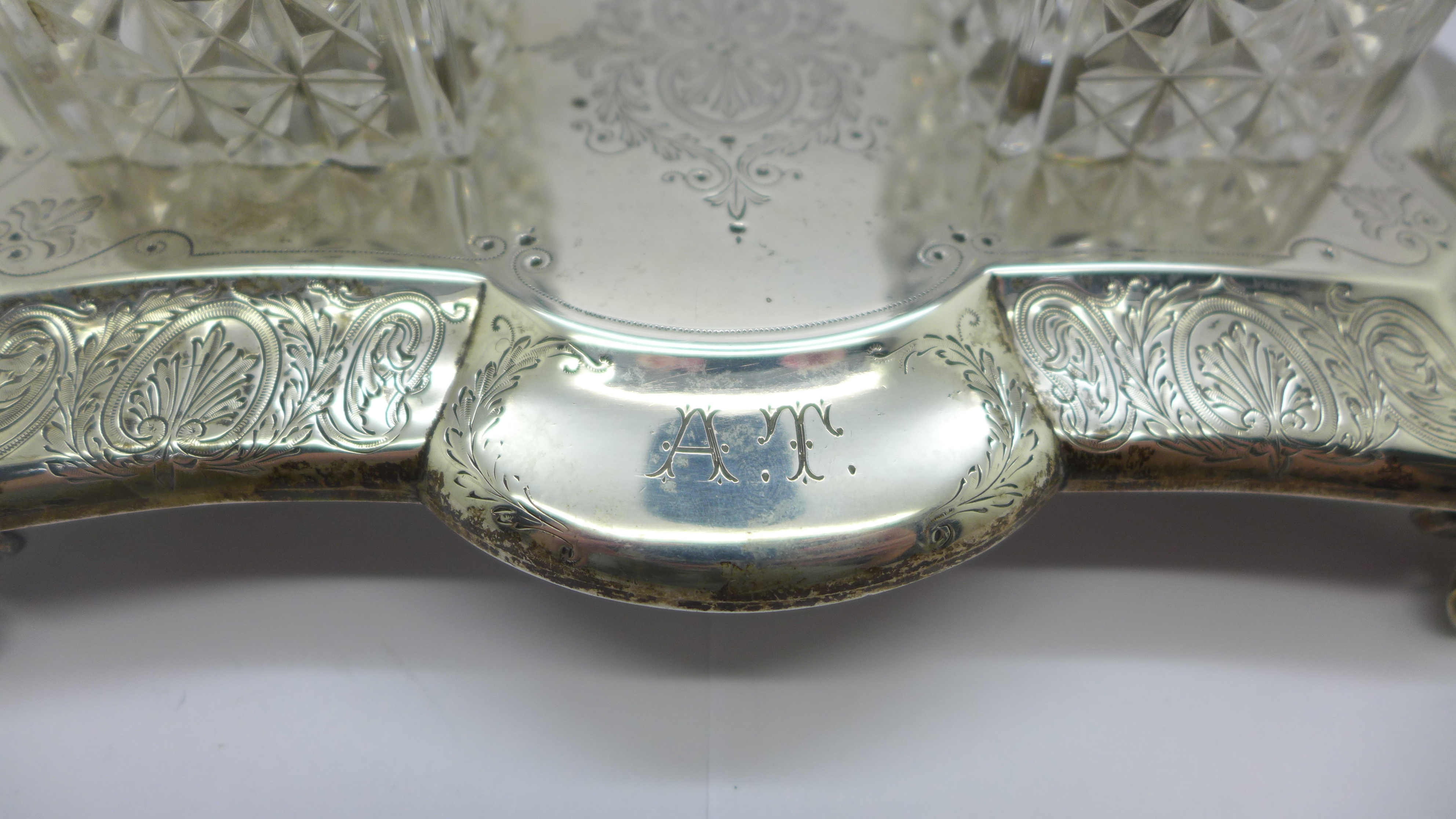 A Victorian silver inkstand with two inkwells, London 1883, Walter & John Barnard, width of base - Bild 2 aus 5