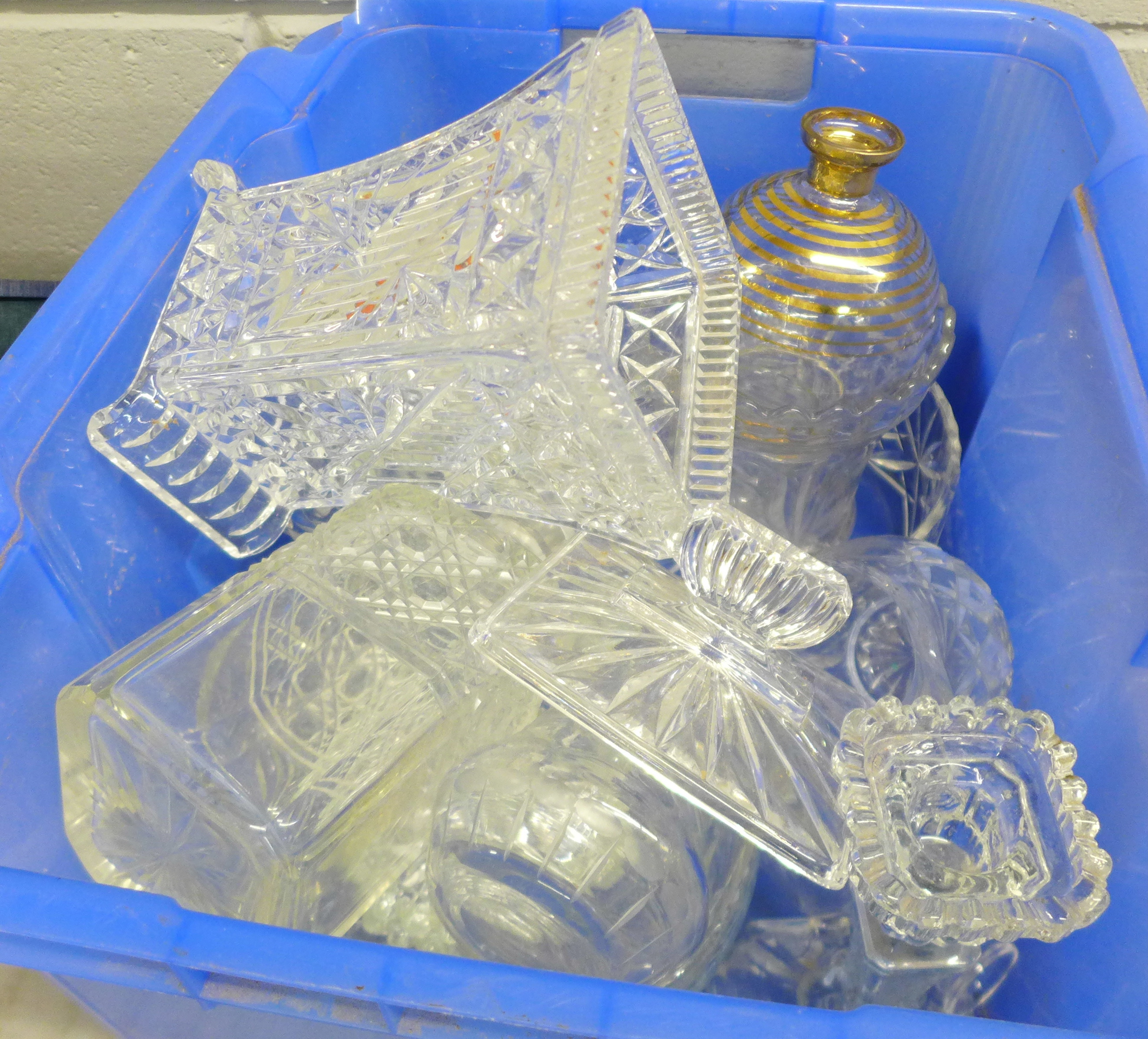 Two boxes of mixed glass, three bowls, a suite of drinking glasses, etc. **PLEASE NOTE THIS LOT IS - Bild 3 aus 3