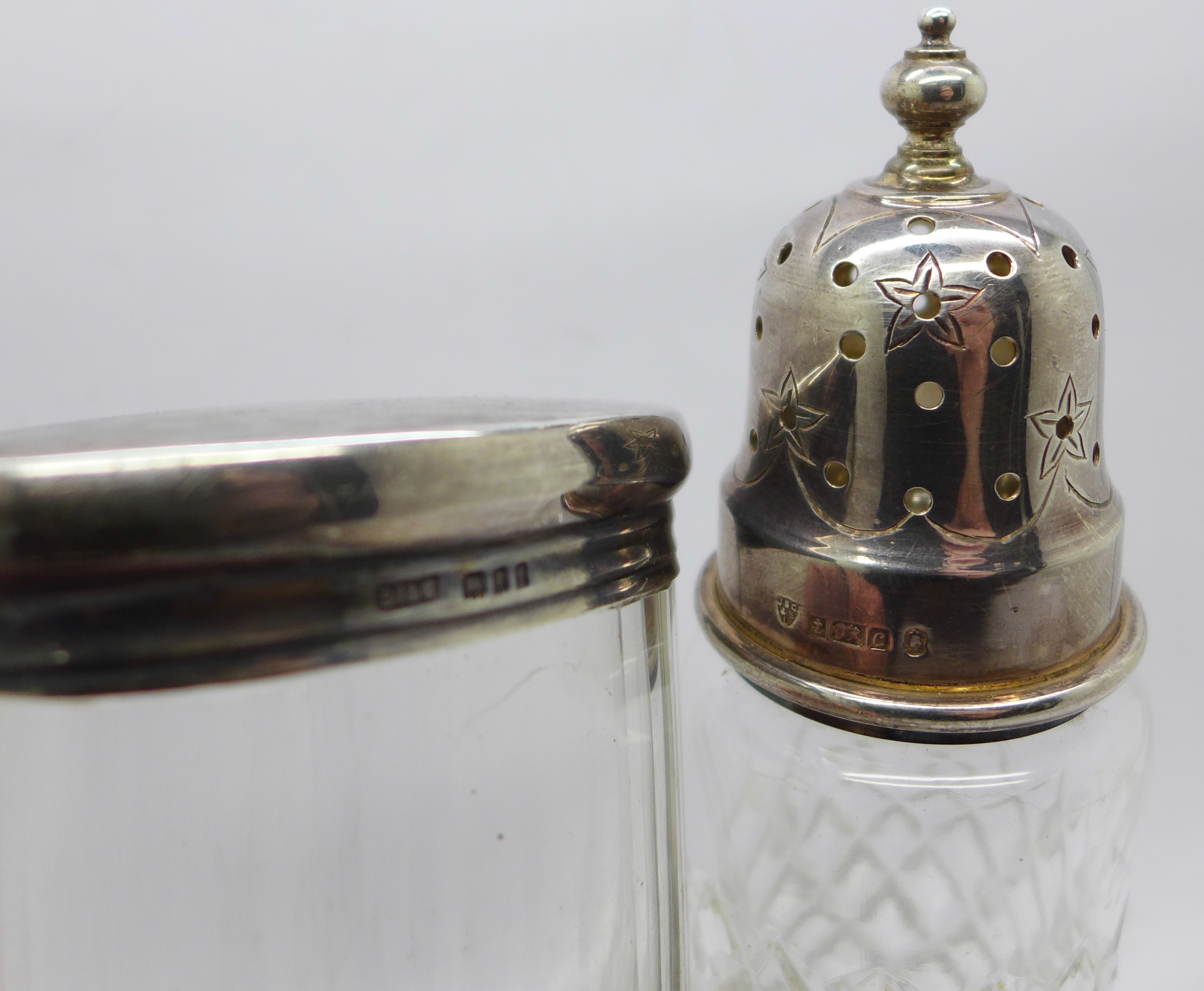 A silver topped sugar castor, a silver topped dressing table jar and a silver napkin ring - Bild 2 aus 2