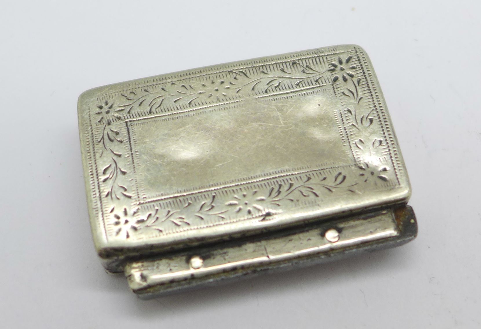 A 19th Century silver pill box, makers mark only, a/f - Bild 4 aus 4