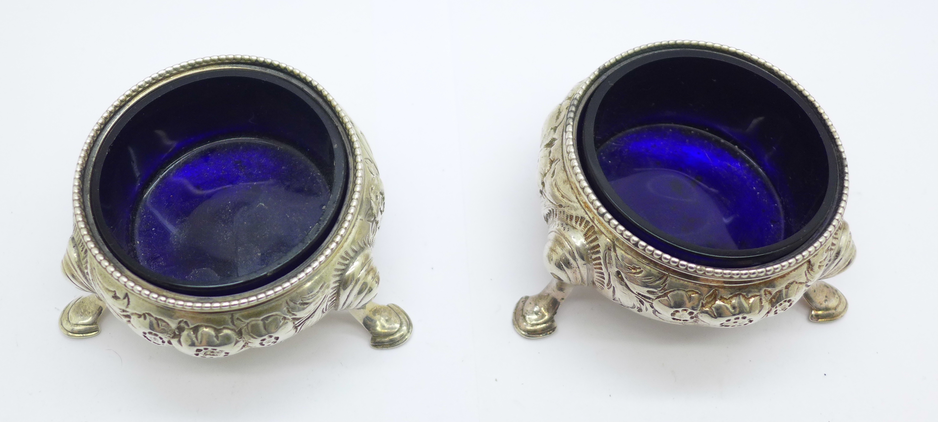 A pair of Victorian silver salts with blue glass liners, Robert Harper, London 1861, weight - Bild 2 aus 4