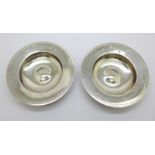 A pair of silver dishes, marked with initials D.T.W., London 1962, 270g, diameter 12cm