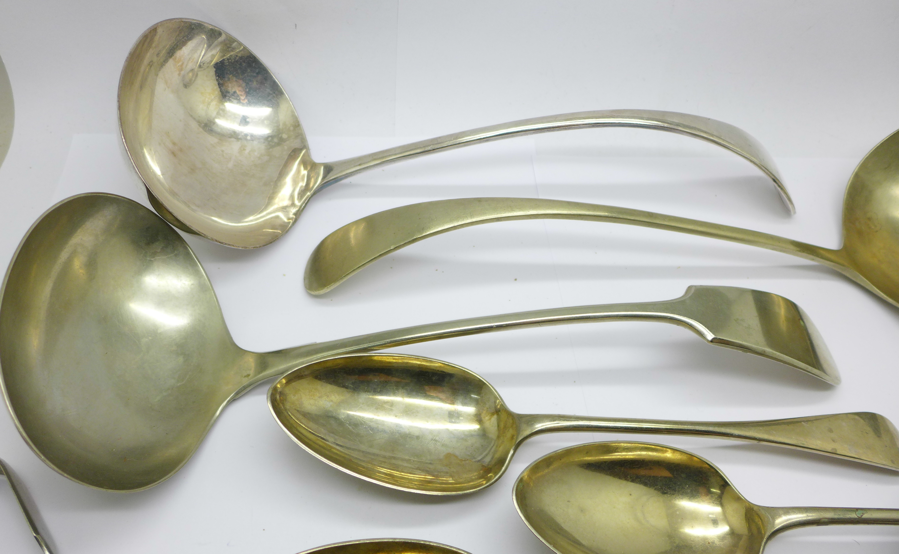Three ladles, one plated, one marked with broad arrow and other flatware - Bild 2 aus 3
