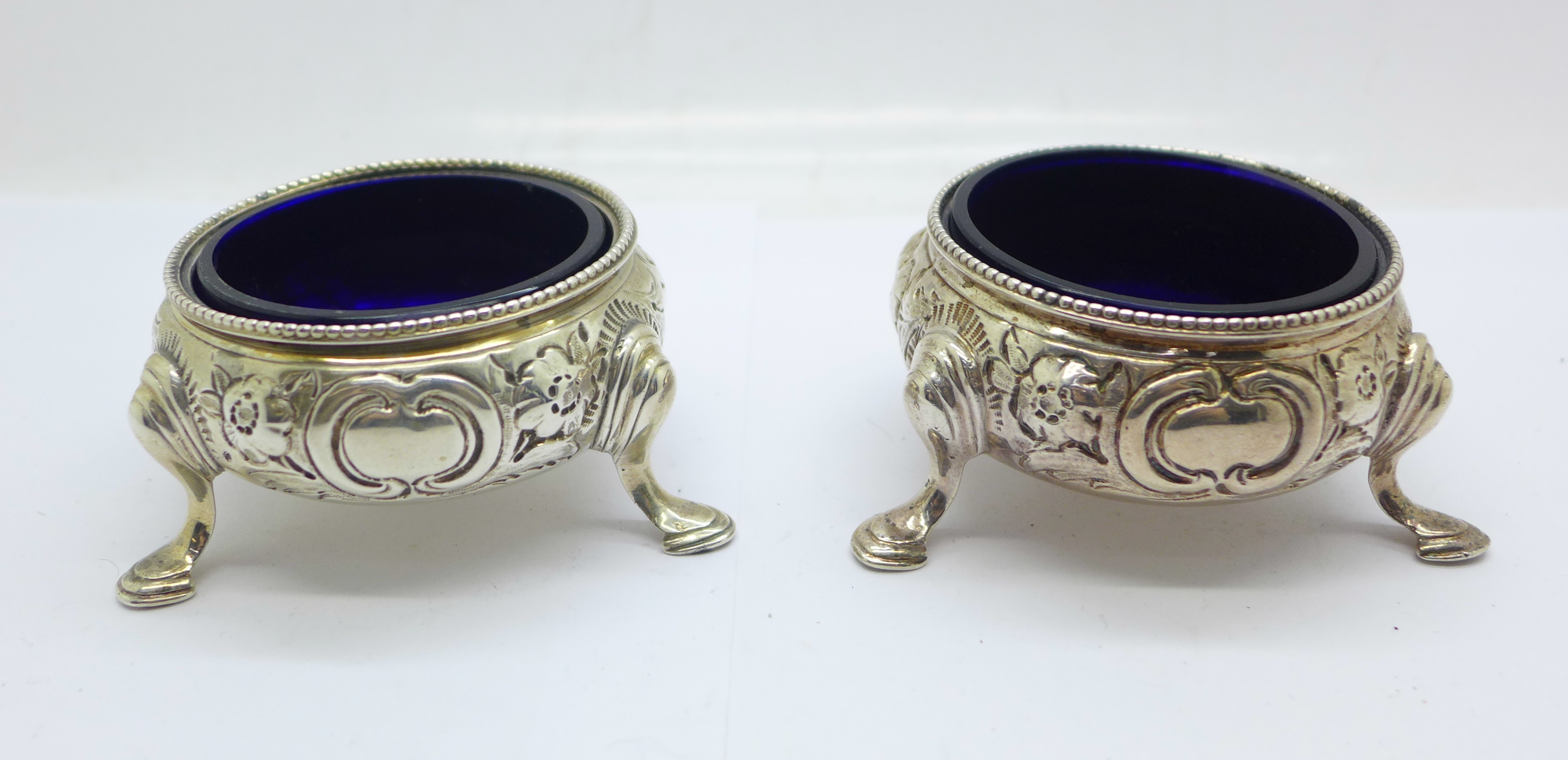 A pair of Victorian silver salts with blue glass liners, Robert Harper, London 1861, weight - Bild 3 aus 4