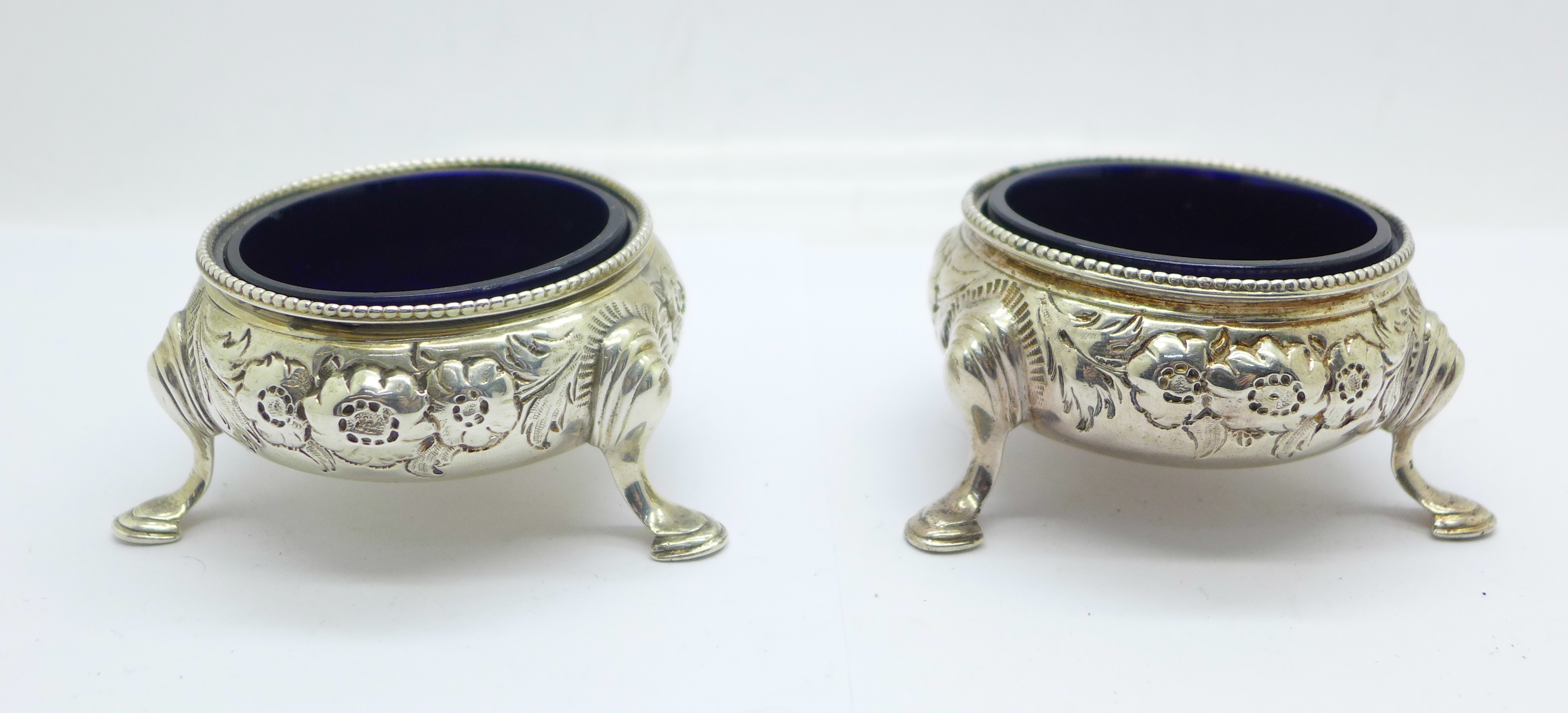 A pair of Victorian silver salts with blue glass liners, Robert Harper, London 1861, weight