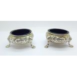 A pair of Victorian silver salts with blue glass liners, Robert Harper, London 1861, weight