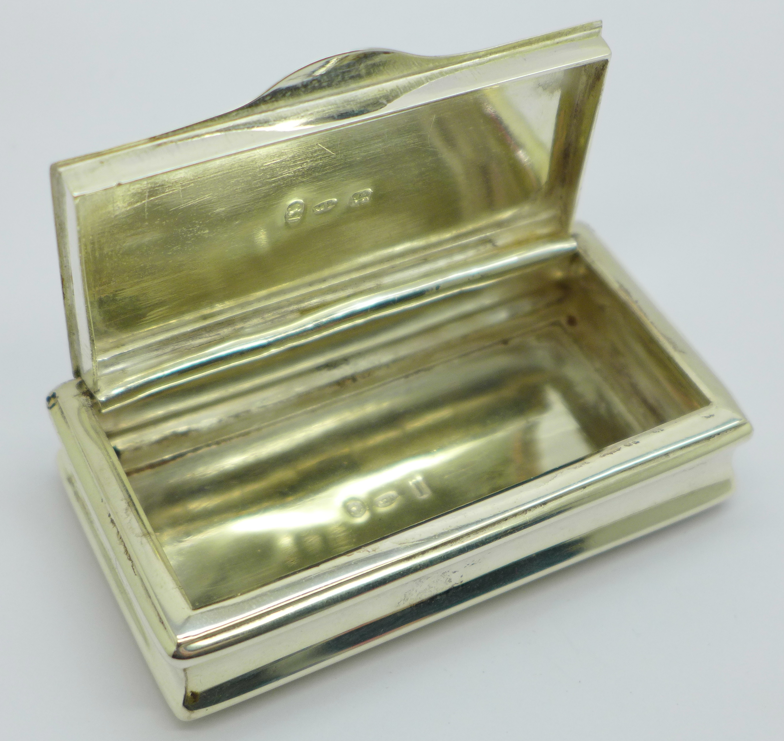 A George III silver snuff box with engraved initials to the lid, Birmingham 1809, Matthew Linwood, - Bild 2 aus 6