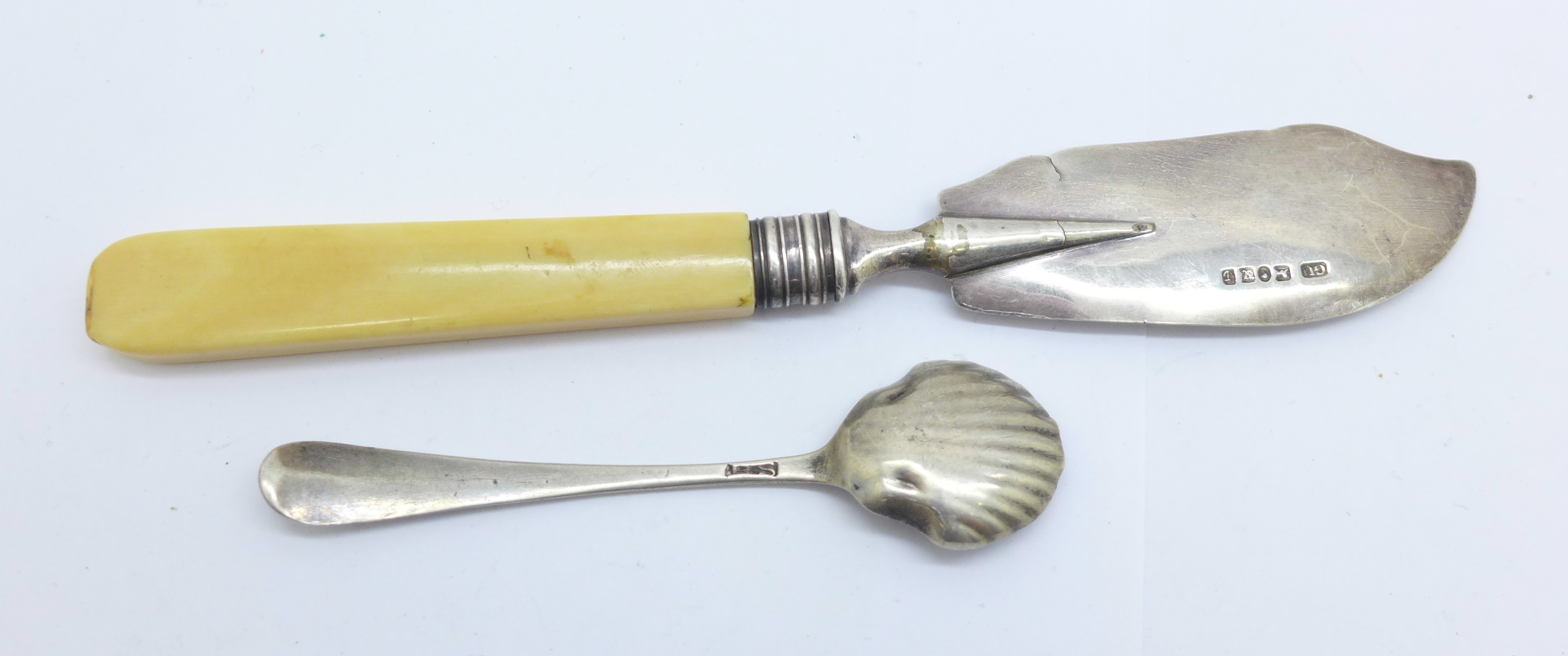 A Victorian silver butter spade by George Unite, Birmingham 1860, a/f, and a bottom marked silver - Bild 2 aus 4
