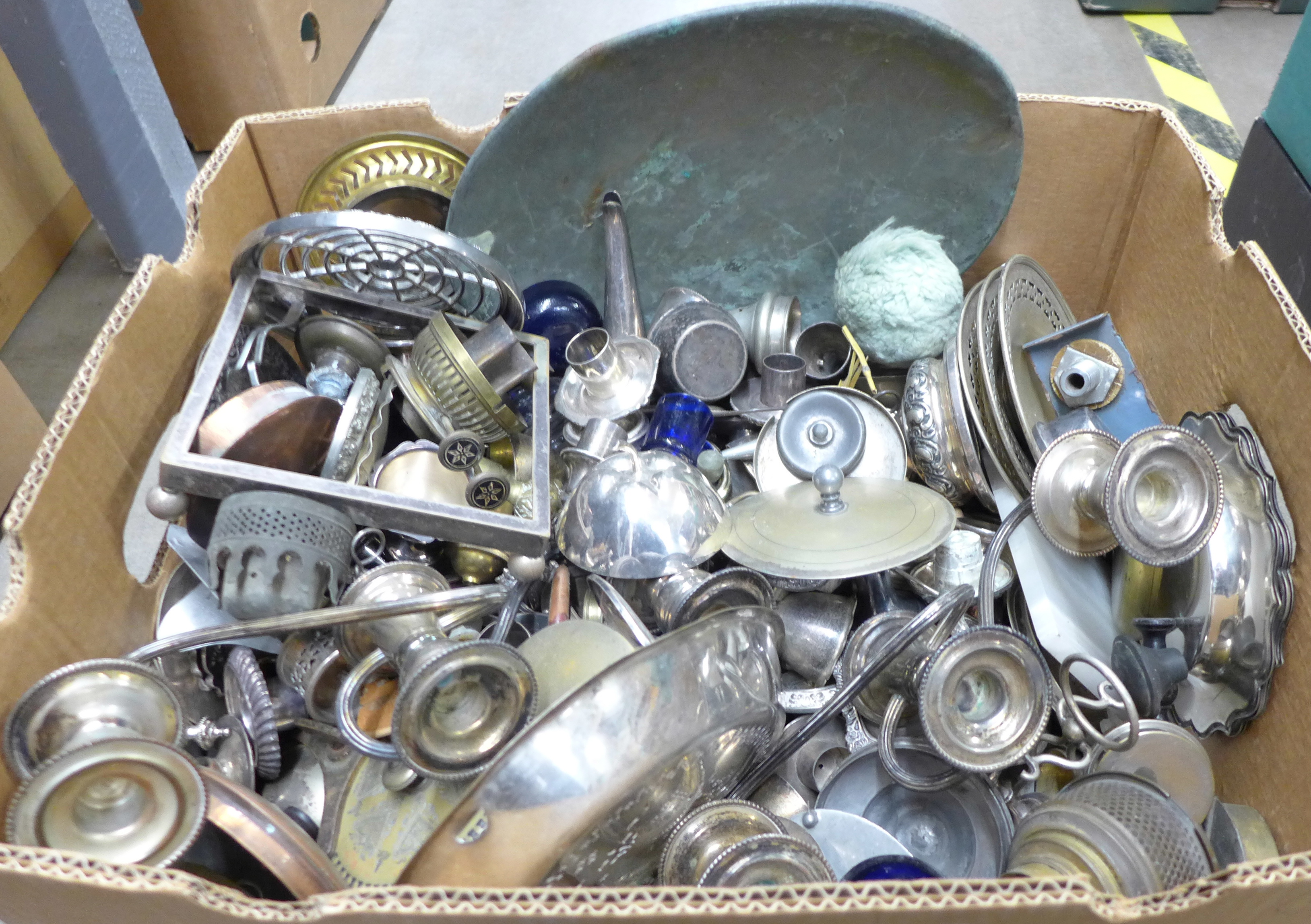 A box of silver plated spare parts **PLEASE NOTE THIS LOT IS NOT ELIGIBLE FOR POSTING AND PACKING** - Bild 2 aus 2