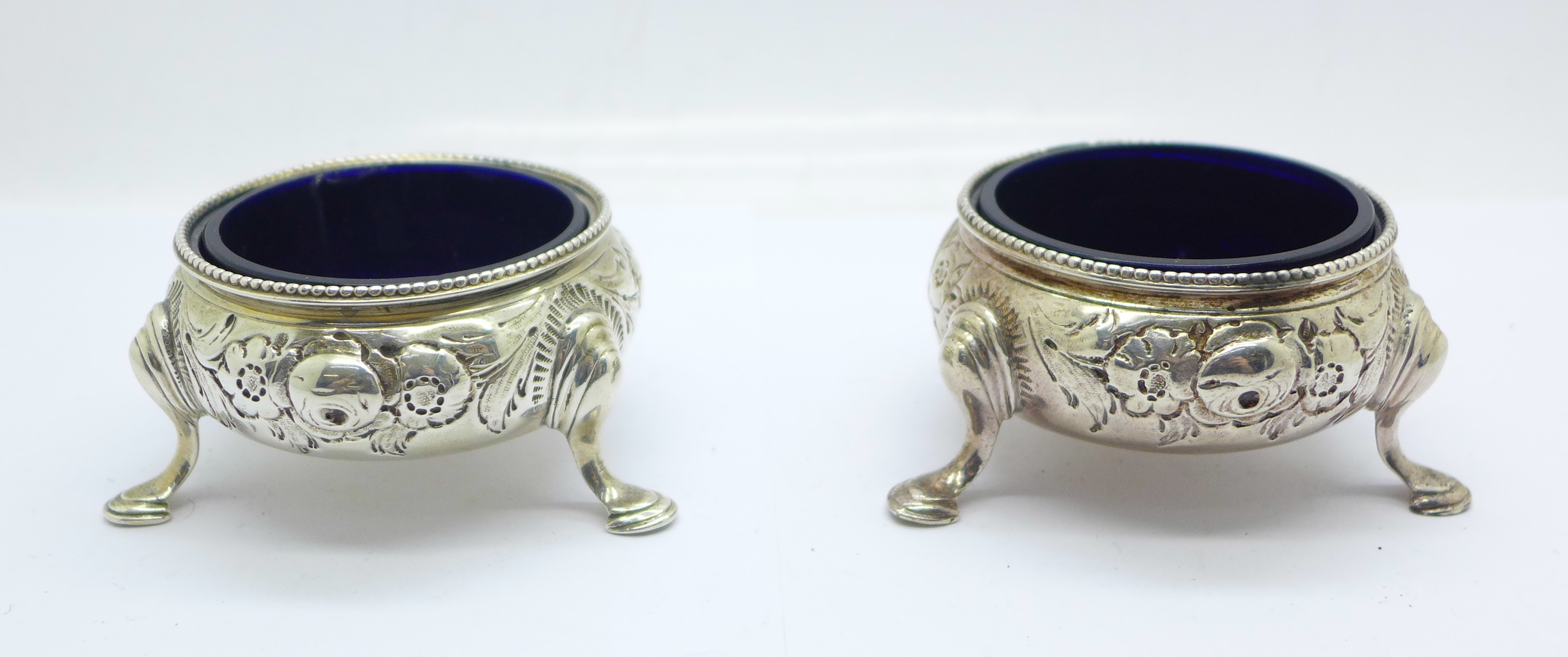 A pair of Victorian silver salts with blue glass liners, Robert Harper, London 1861, weight - Bild 4 aus 4