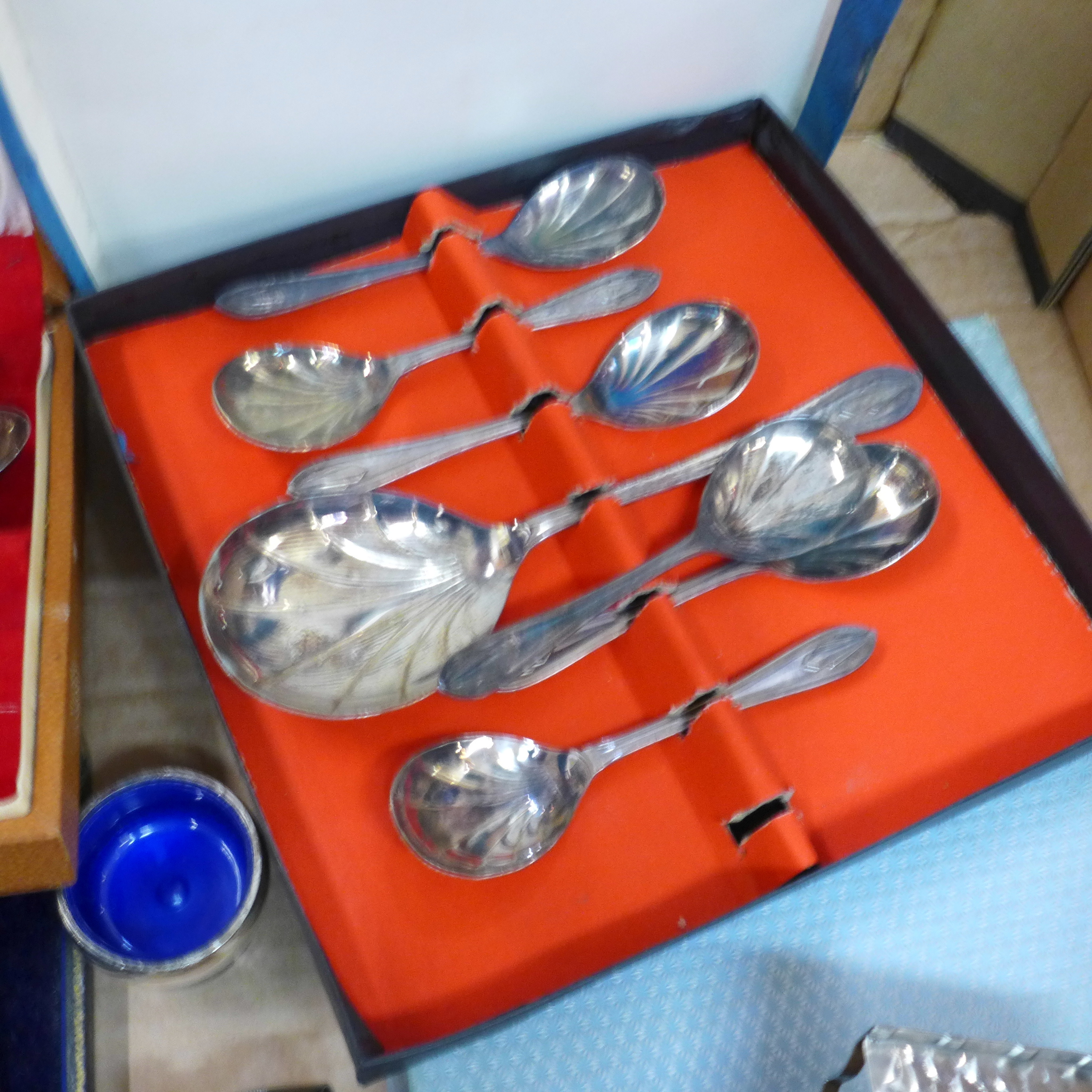 Plated and stainless steel flatware, plated goblet, and two sets of cutlery and cased cutlery sets - Bild 3 aus 4