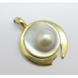 A 9ct gold and Mabe pearl pendant, 7.7g, 30mm wide