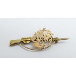 A 9ct gold South Africa 1900 Boer War rifle brooch, (lacking pin), 2.4g