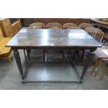 A William III oak tavern table, 84cms h, 122cms l, 70cms w