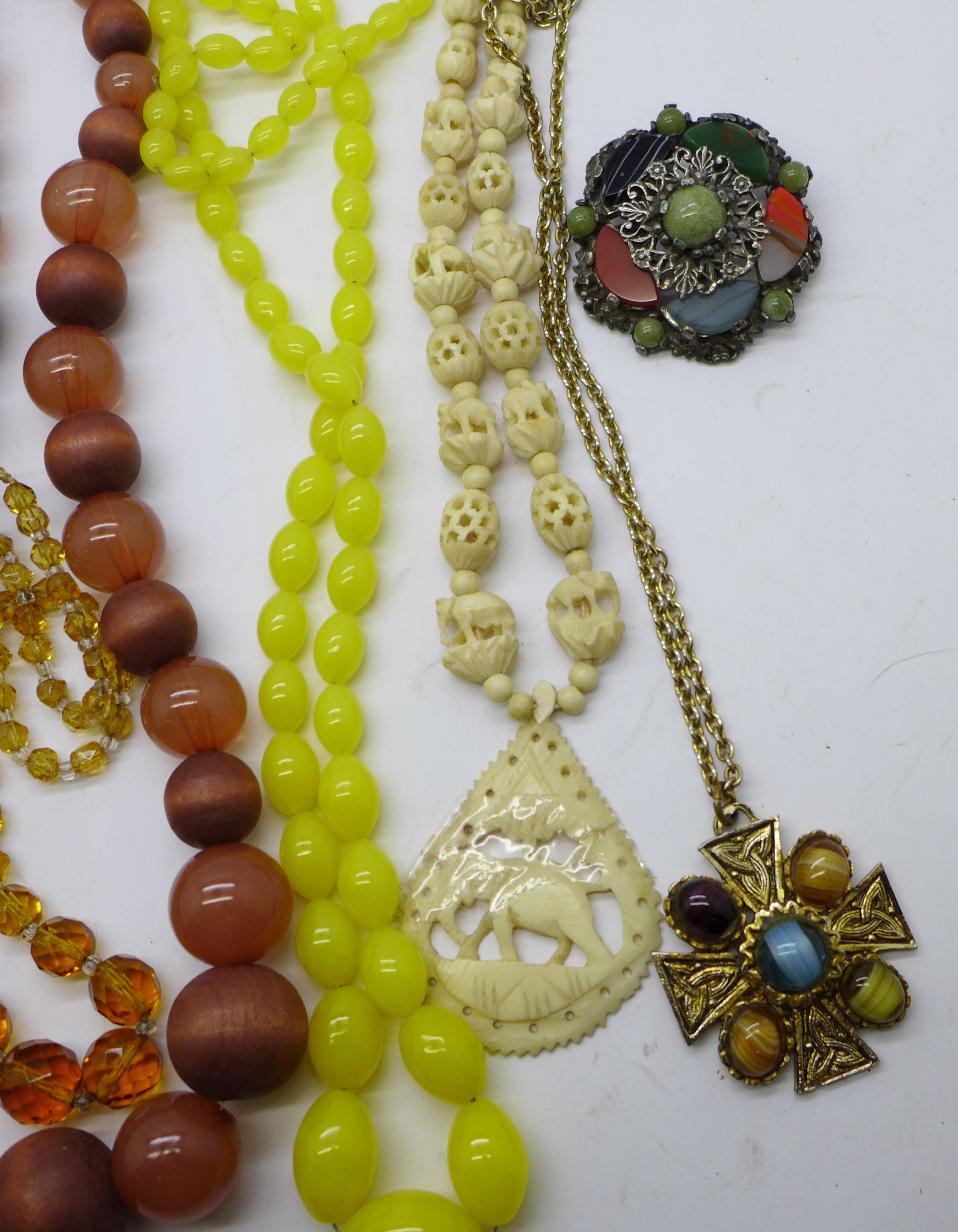 Bead necklaces, necklets and brooches - Image 3 of 3