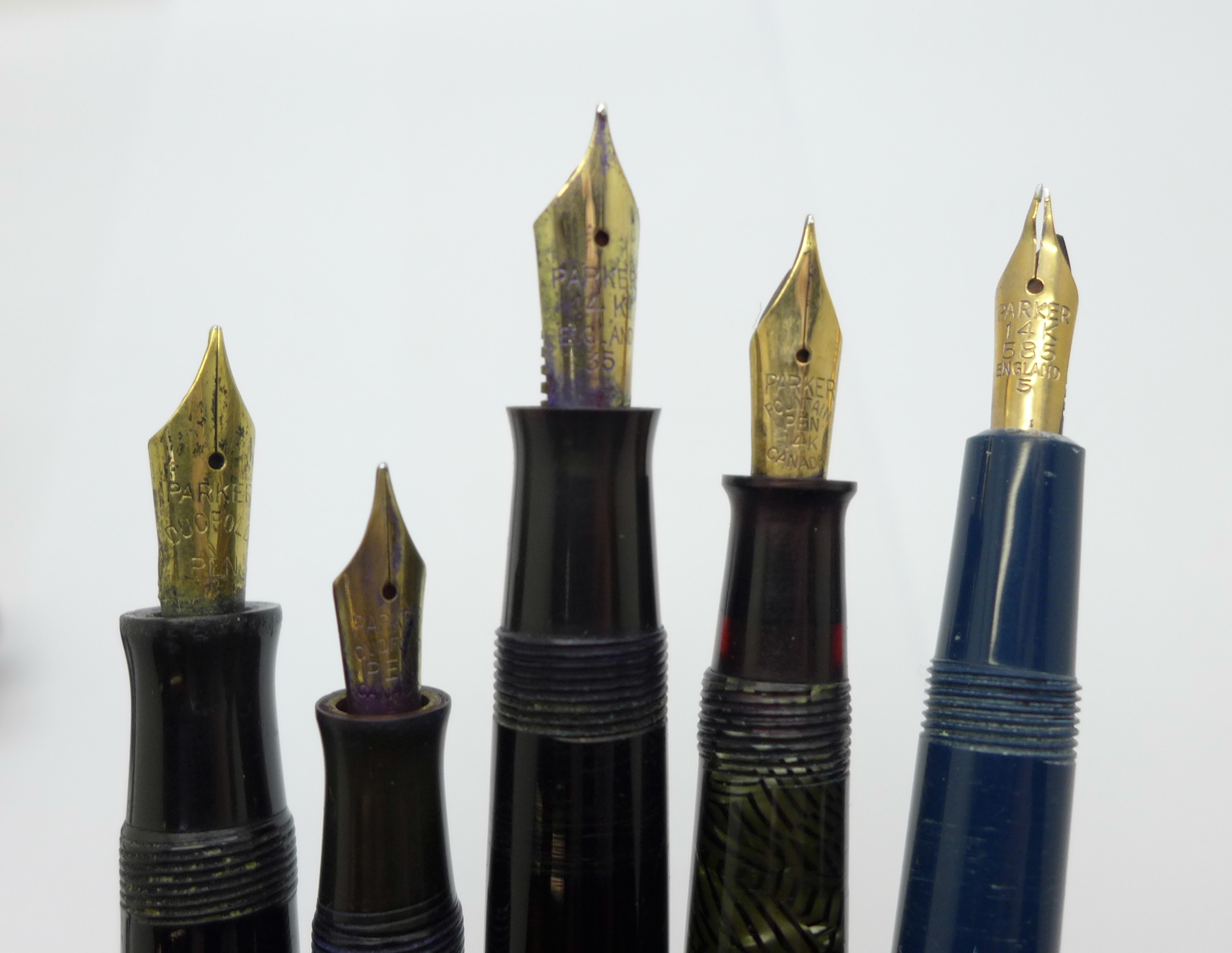 Five Parker pens; Televisor, Slimfold, Duofold, one pocket pen and a Duofold desk pen, three with - Bild 4 aus 5