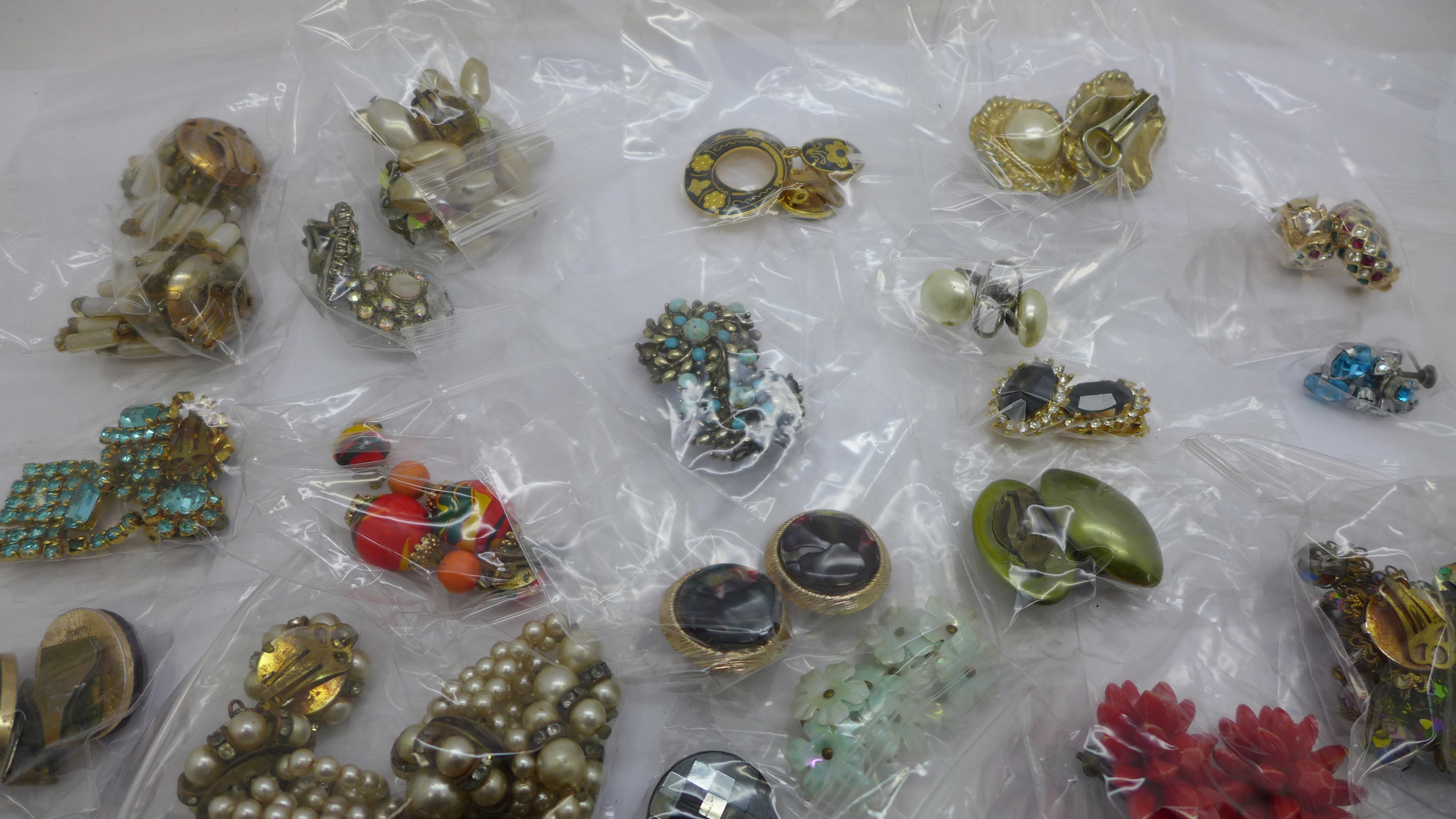 Thirty pairs of clip-on earrings - Image 3 of 3