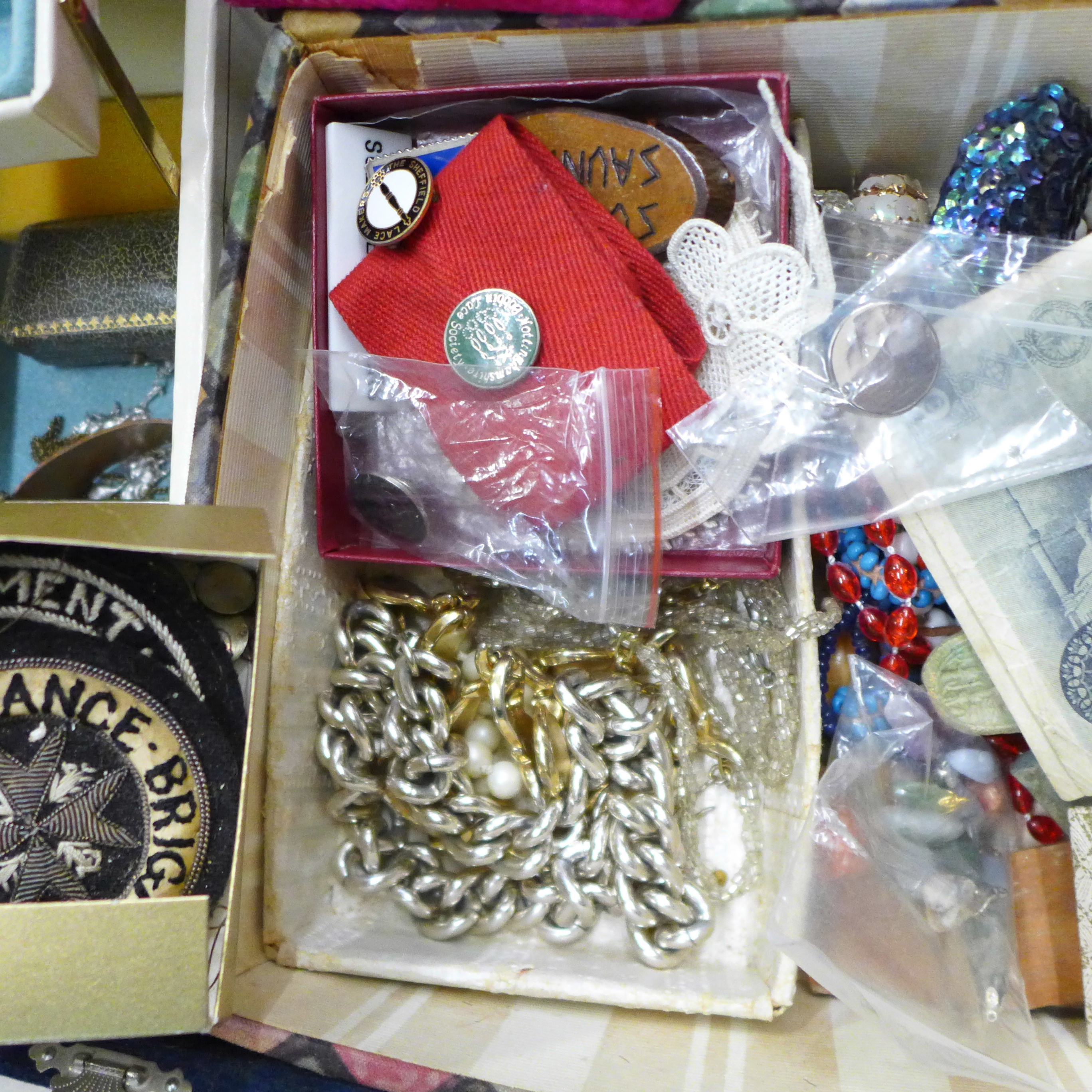 A box of costume jewellery and wristwatches - Image 5 of 7