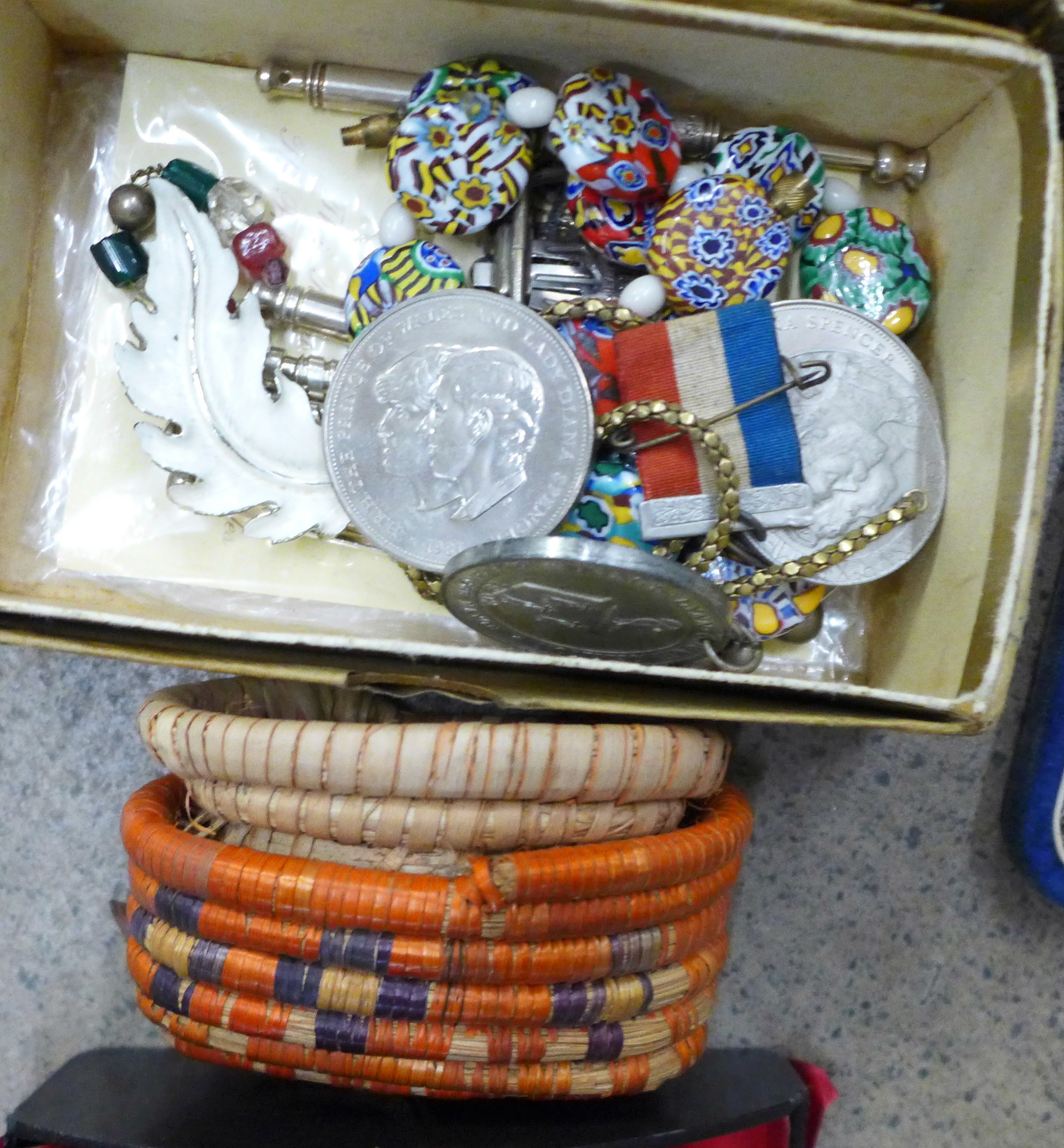 A box of costume jewellery and wristwatches - Image 3 of 7