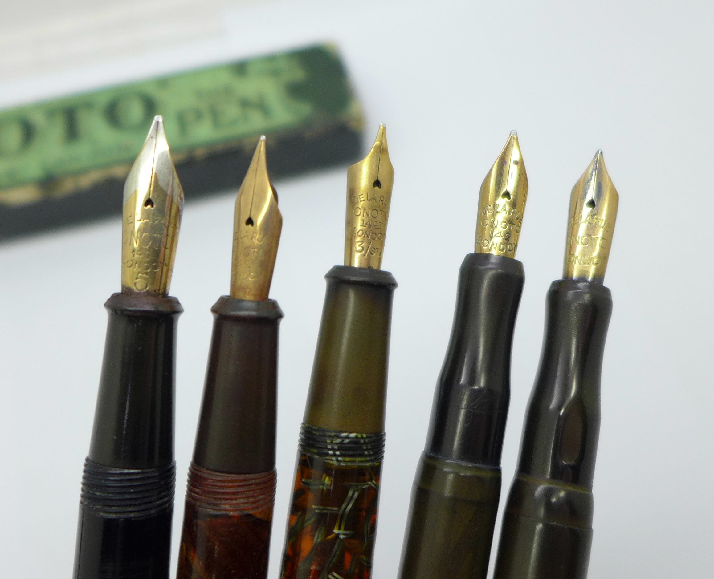 Five Onoto De La Rue pens, two c.1920 self-filling, boxed, and three c.1940's, black lever, marble - Bild 4 aus 4