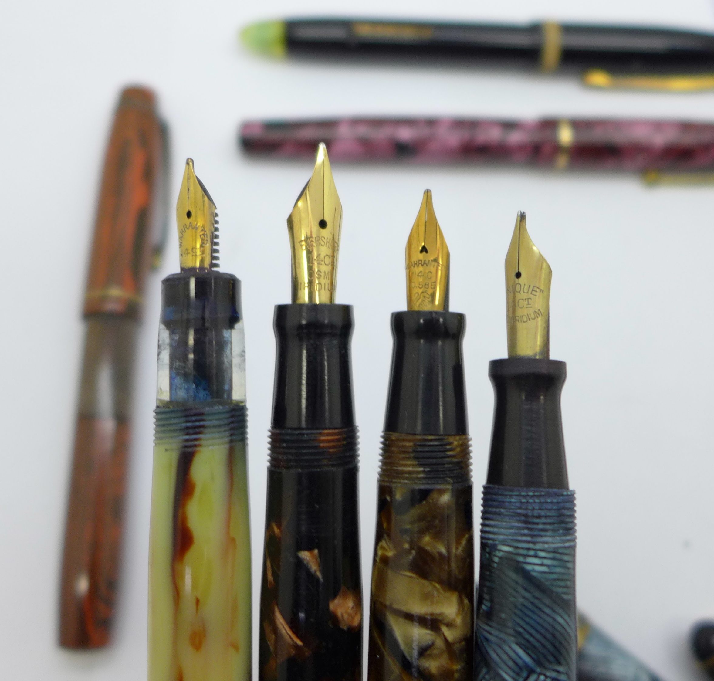 A collection of eight pens including 2x Unique, Wyvern and Mentmore, all eight with 14ct gold nibs - Bild 6 aus 7