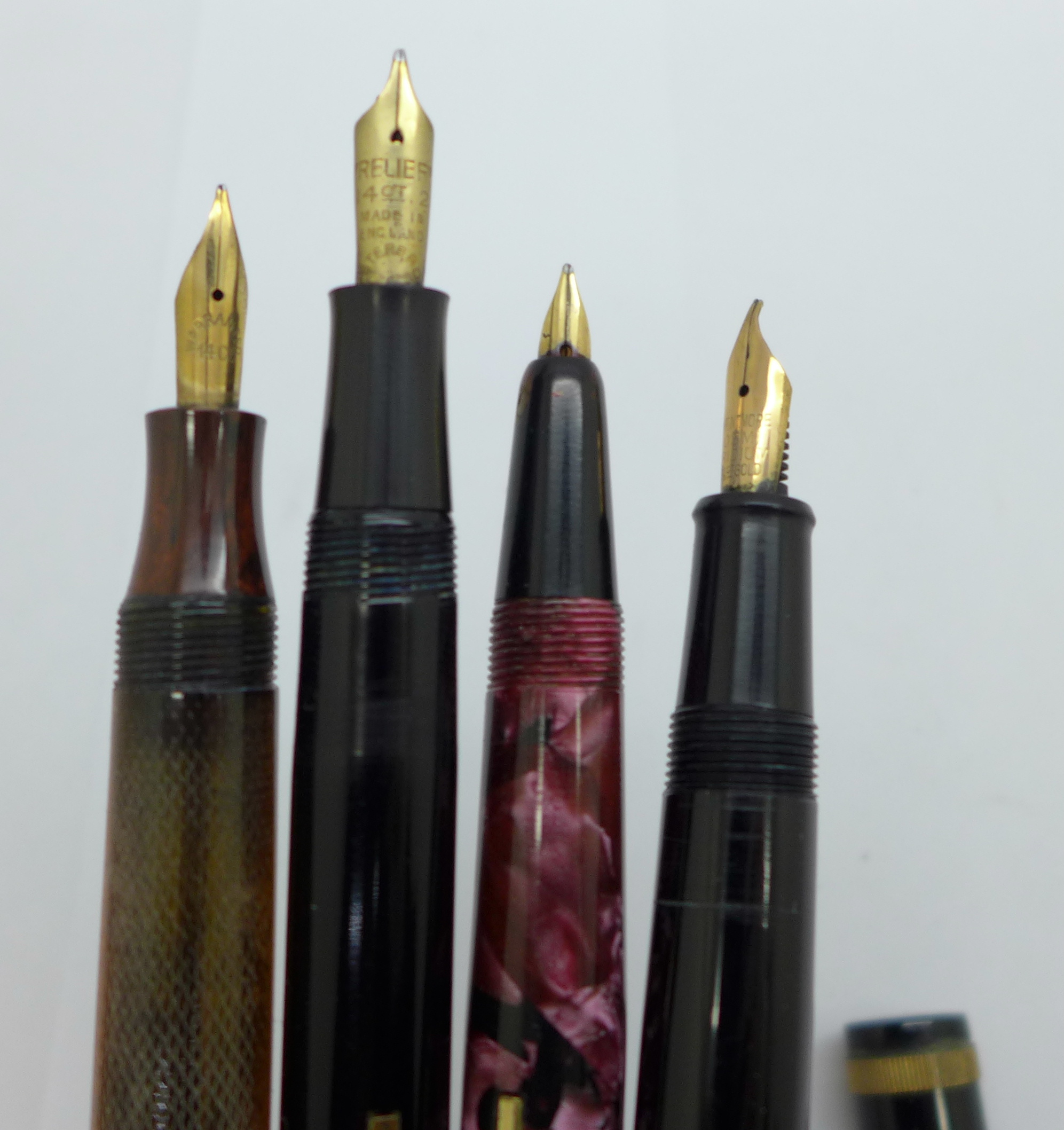A collection of eight pens including 2x Unique, Wyvern and Mentmore, all eight with 14ct gold nibs - Bild 7 aus 7