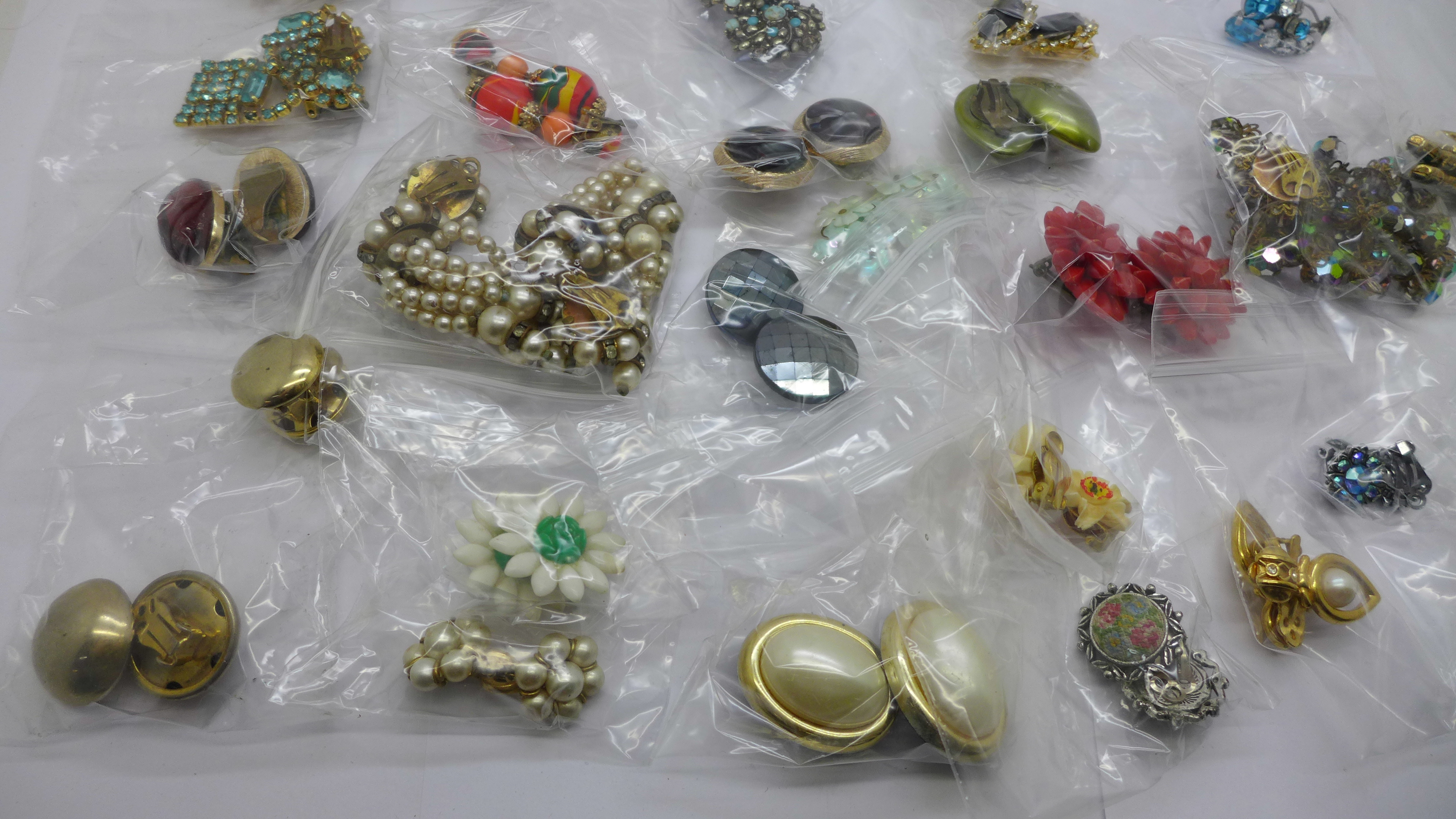 Thirty pairs of clip-on earrings - Image 2 of 3