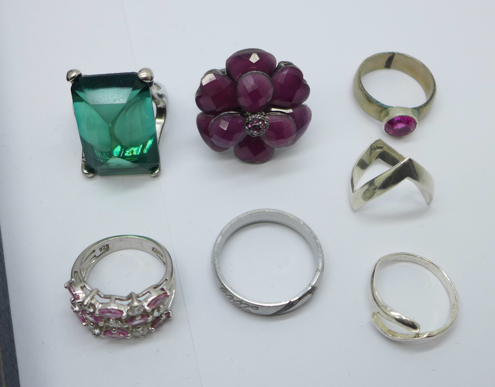 Seven costume rings and a necklace and earring set - Image 2 of 4