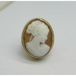 A large 9ct gold cameo ring, 8.9g, M/N