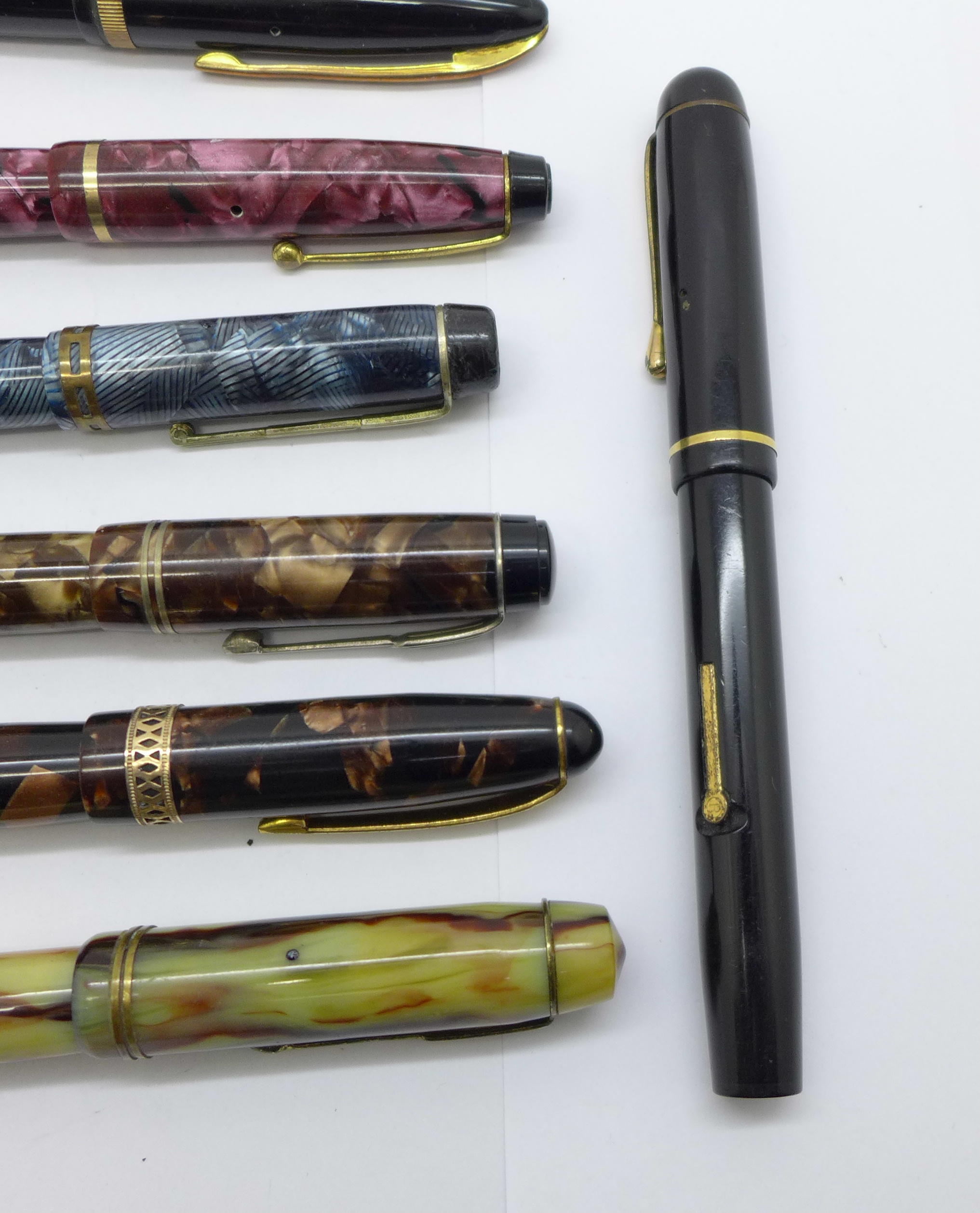 A collection of eight pens including 2x Unique, Wyvern and Mentmore, all eight with 14ct gold nibs - Bild 5 aus 7