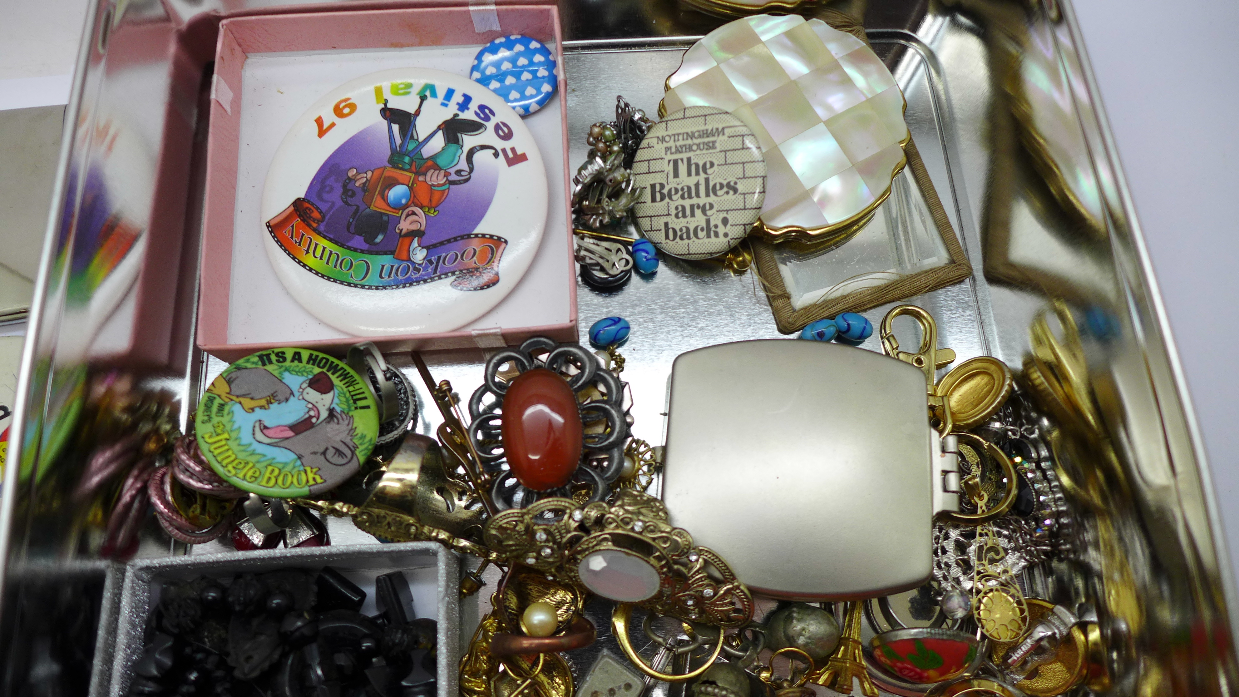 Costume jewellery, jet, French jet, compacts, etc. - Image 3 of 4