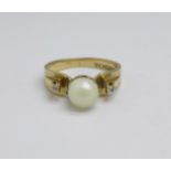 A 9ct gold and pearl ring, 3.3g, M