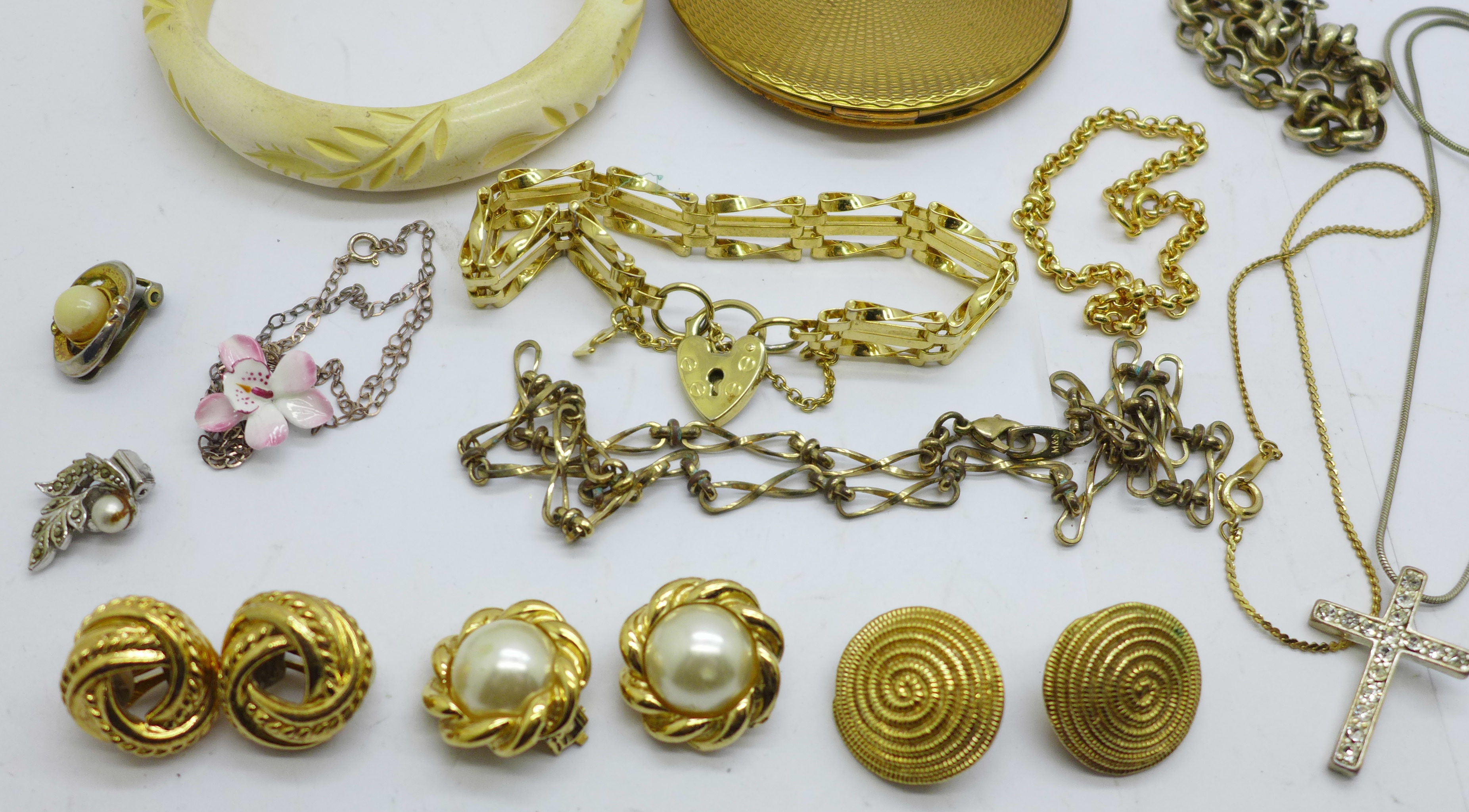 A collection of jewellery and a compact - Image 2 of 5