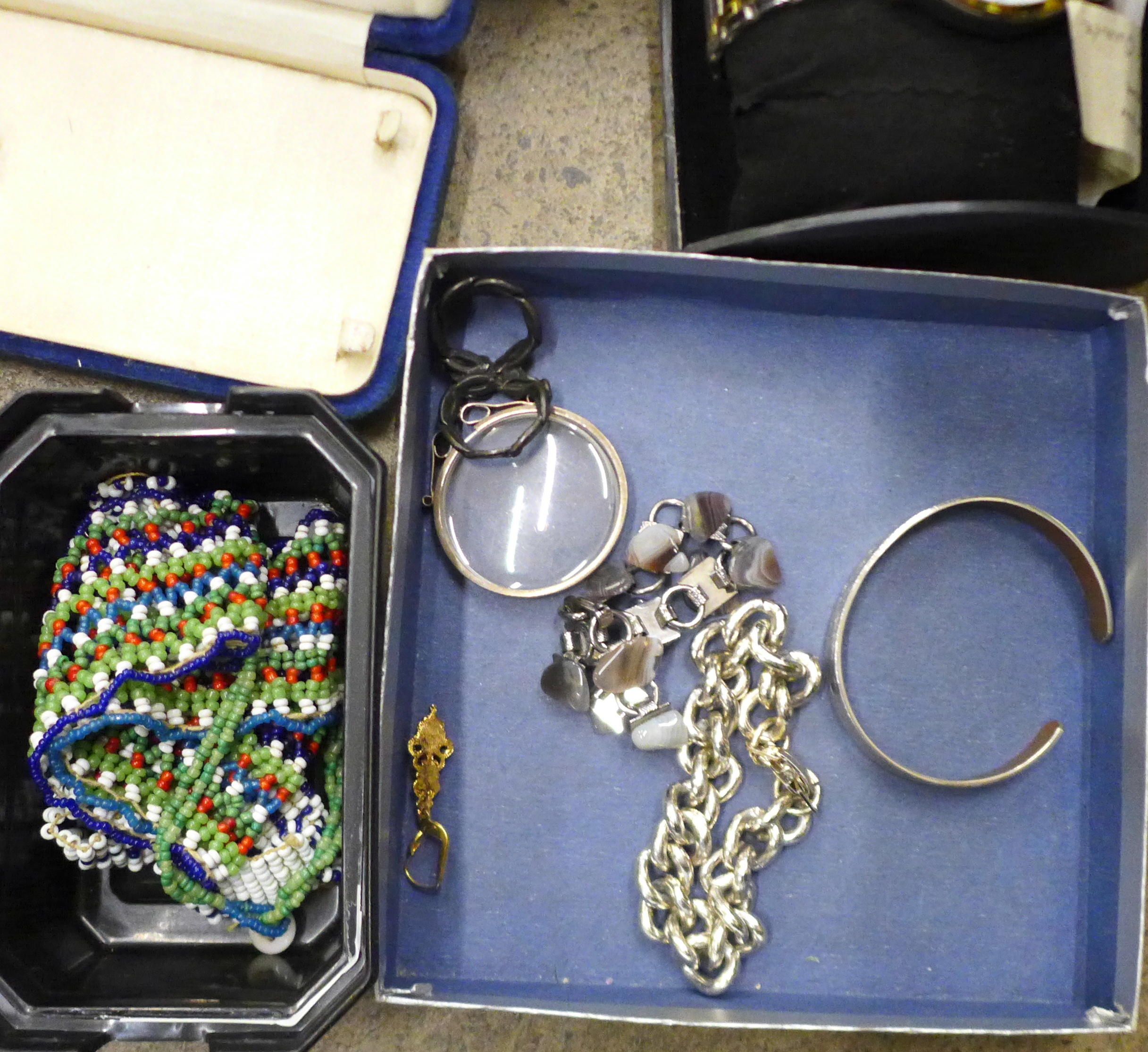 A box of costume jewellery and wristwatches - Image 4 of 7