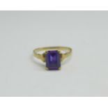 A 9ct gold and purple stone ring, 1.7g, N
