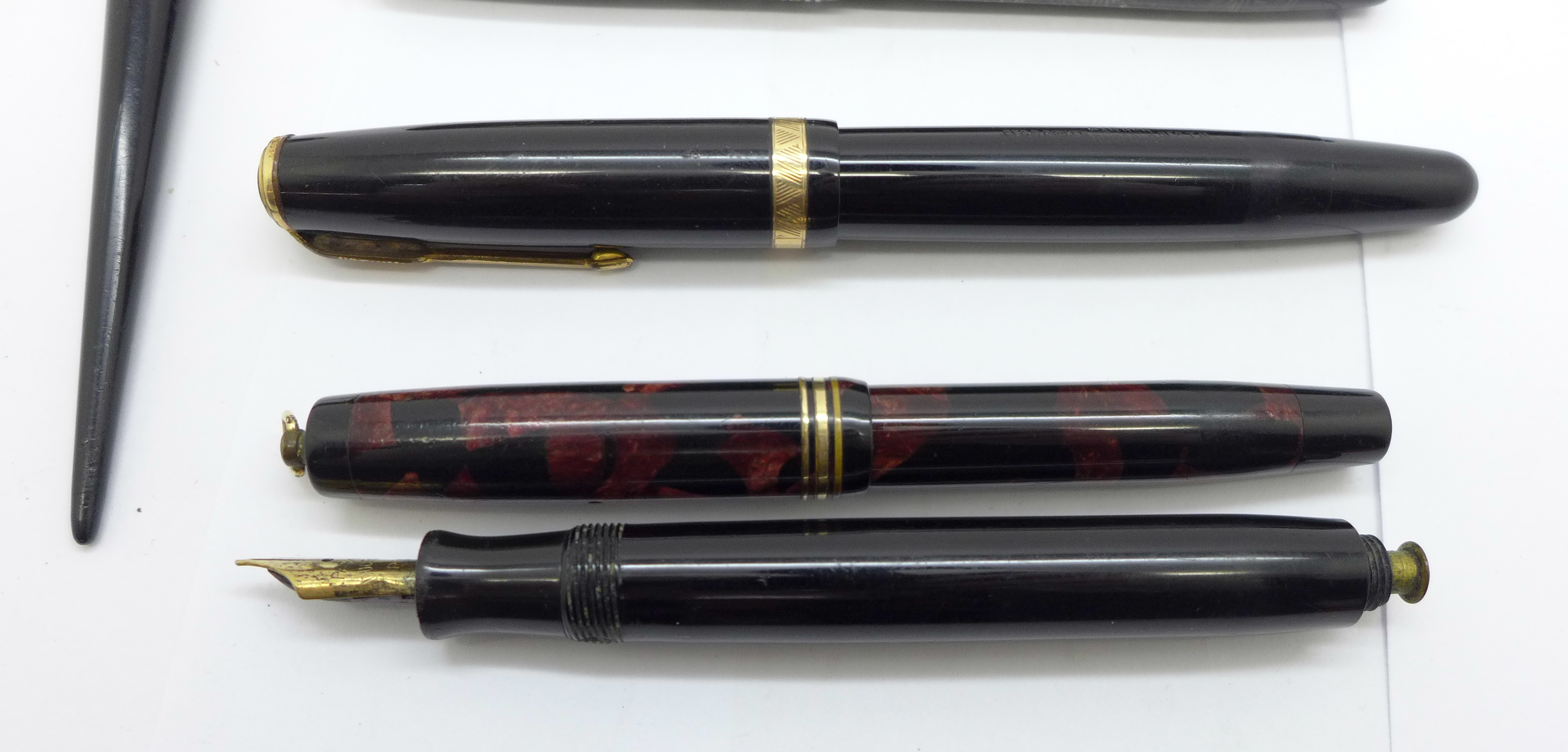 Five Parker pens; Televisor, Slimfold, Duofold, one pocket pen and a Duofold desk pen, three with - Bild 3 aus 5