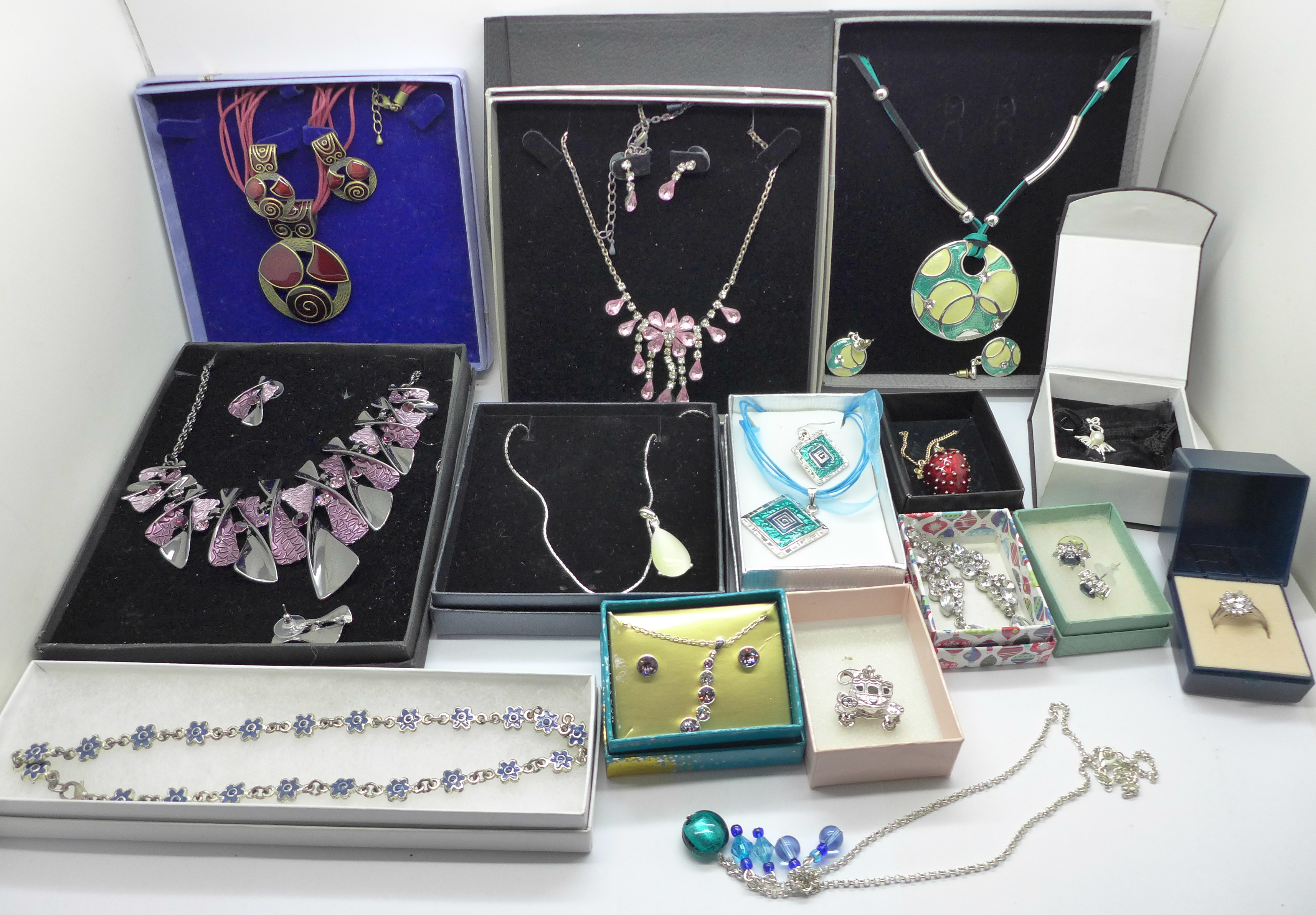 A collection of jewellery, boxed