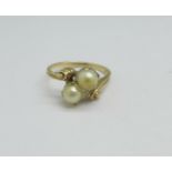 A 10ct gold crossover pearl ring, 2.5g, L