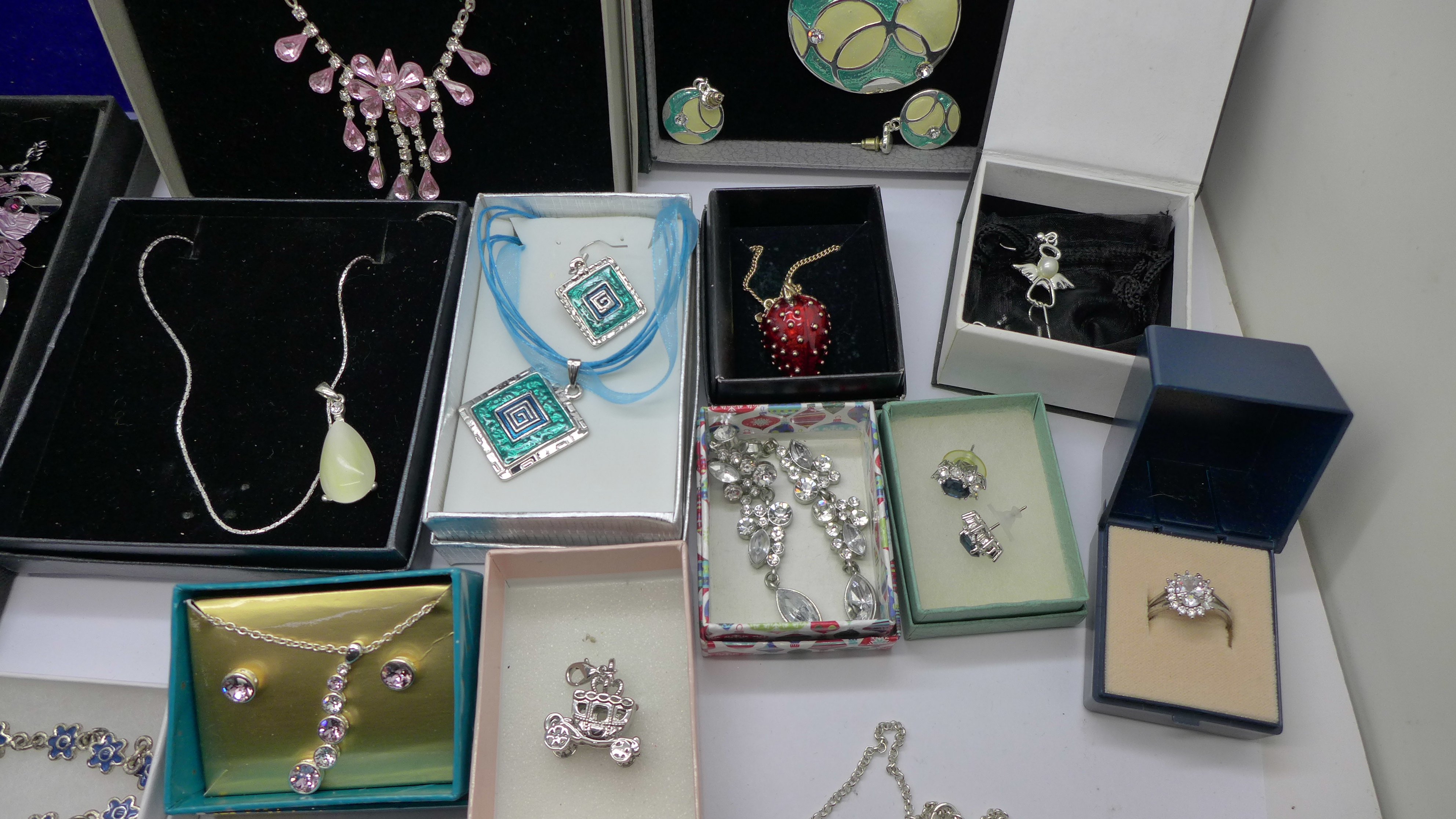 A collection of jewellery, boxed - Image 4 of 4