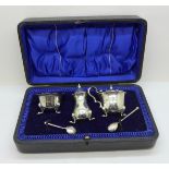 A three piece silver cruet set, Sheffield 1913/14, 102g, cased, (one blue glass liner)